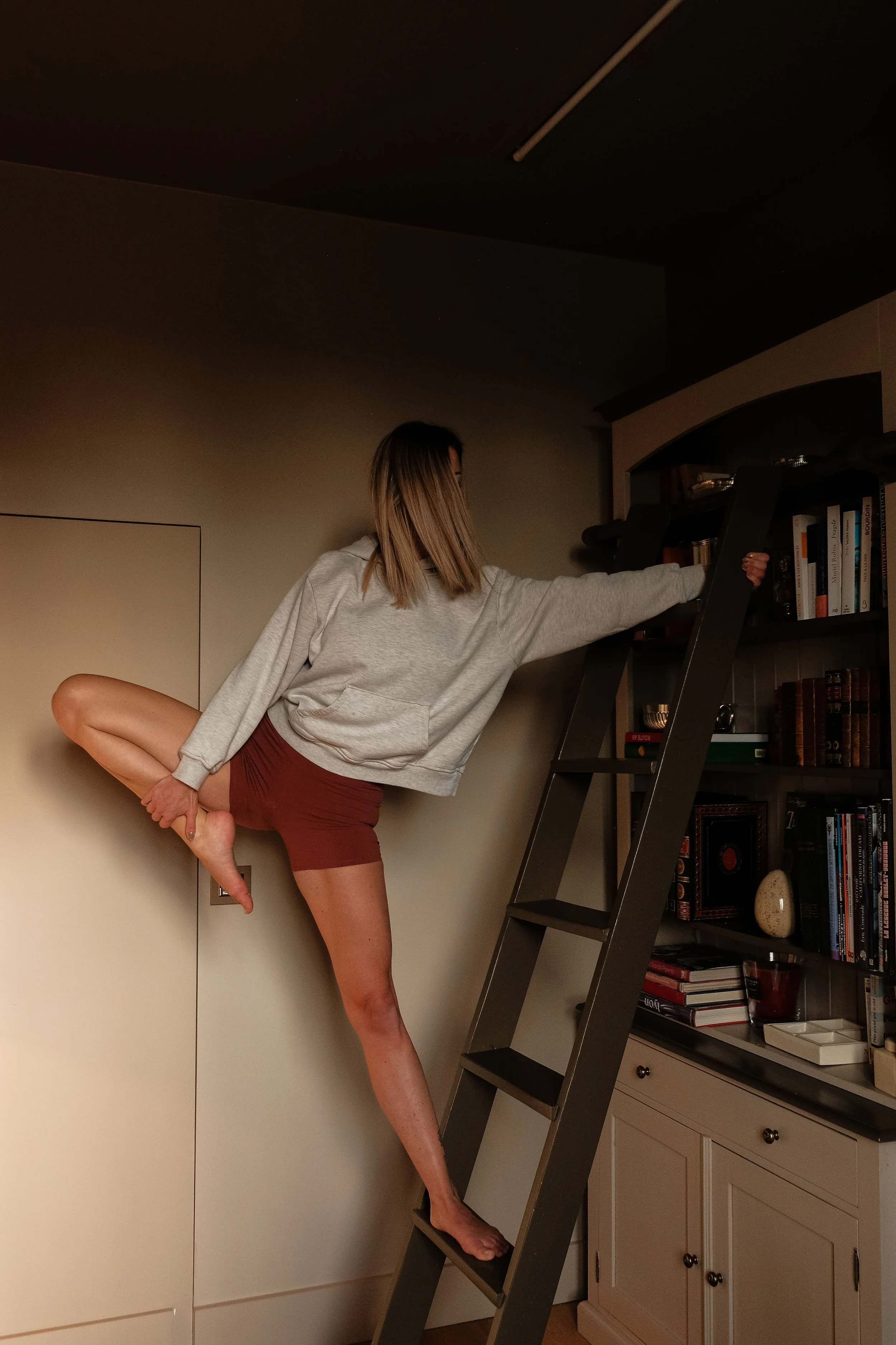 Reportage photo réalisé à Lyon : séance “moments de vie” en intérieur, scène spontanée capturant un geste du quotidien dans une ambiance chaleureuse.