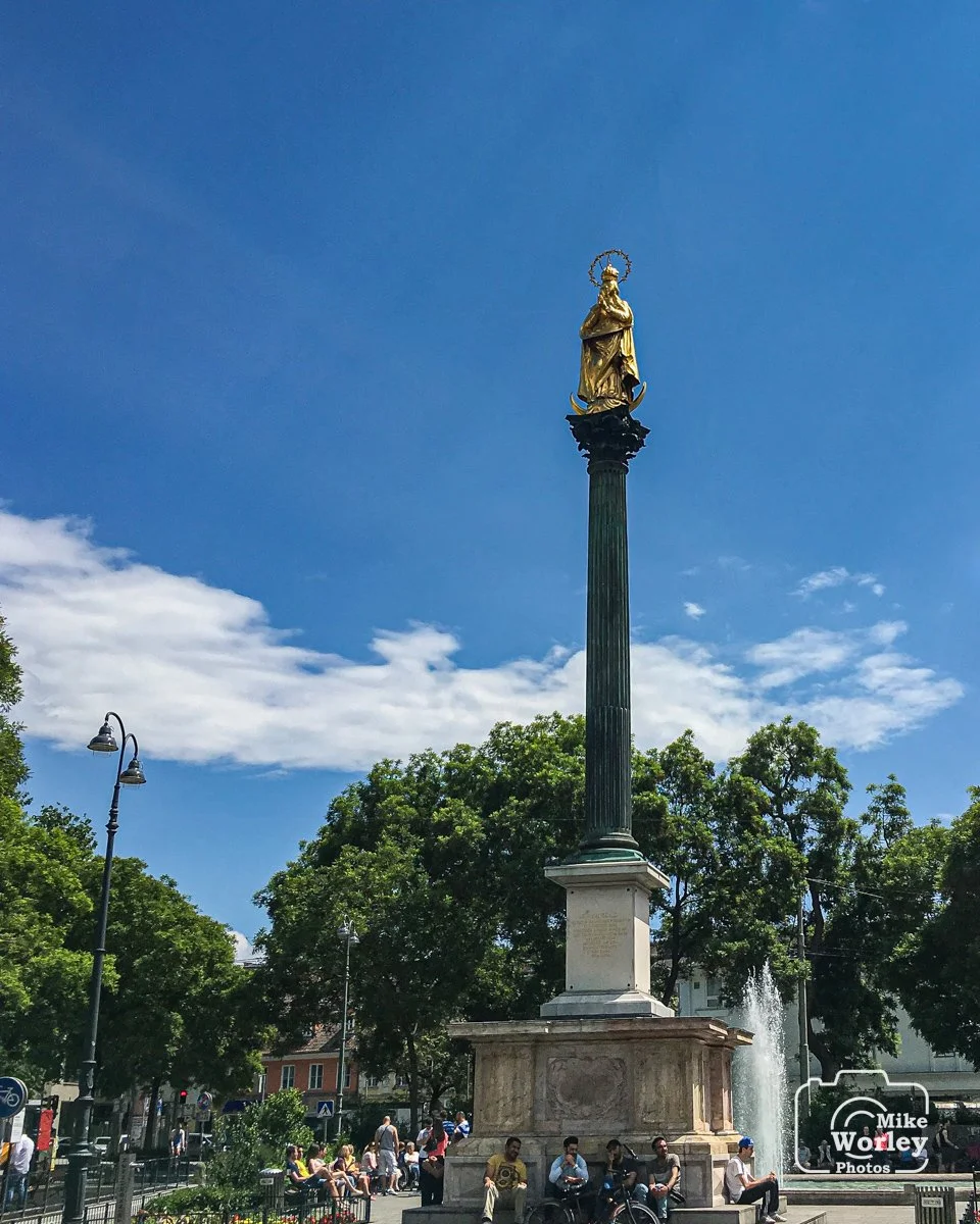 The Marian column (also called the Turkish column) is located at the southern end of the Herrengasse line of sight . The votive column was completed in 1670 and is the redemption of a vow made on August 1, 1664 at the time of the Turkish Wars after t
