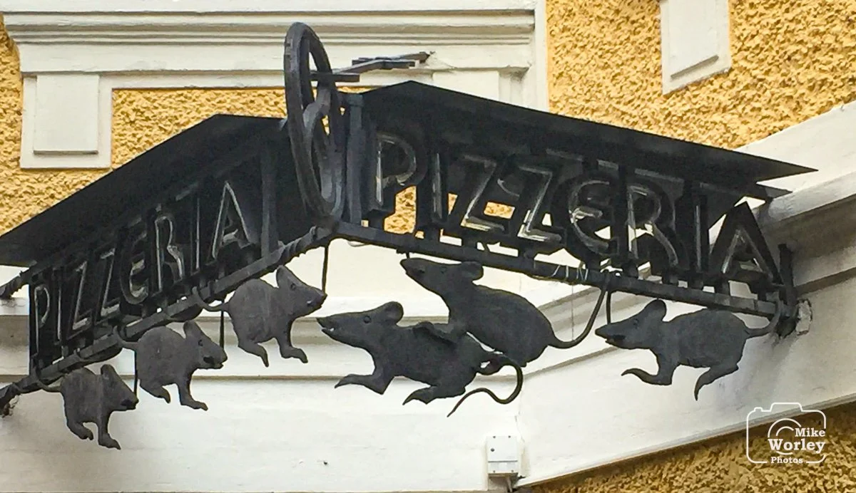 I'm not sure I would enjoy a pizza from this business.