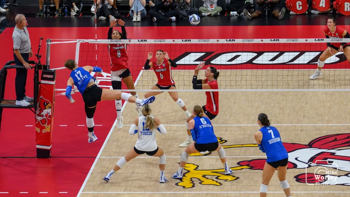 UofL Volleyball v UK - 25-8390.jpg