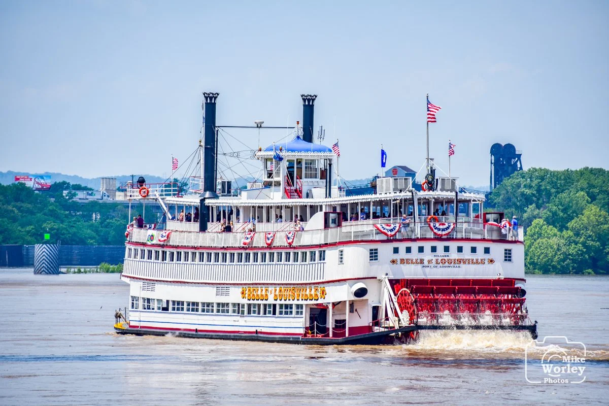 The sternwheel paddle boat Belle of Louisville plies the Ohio River