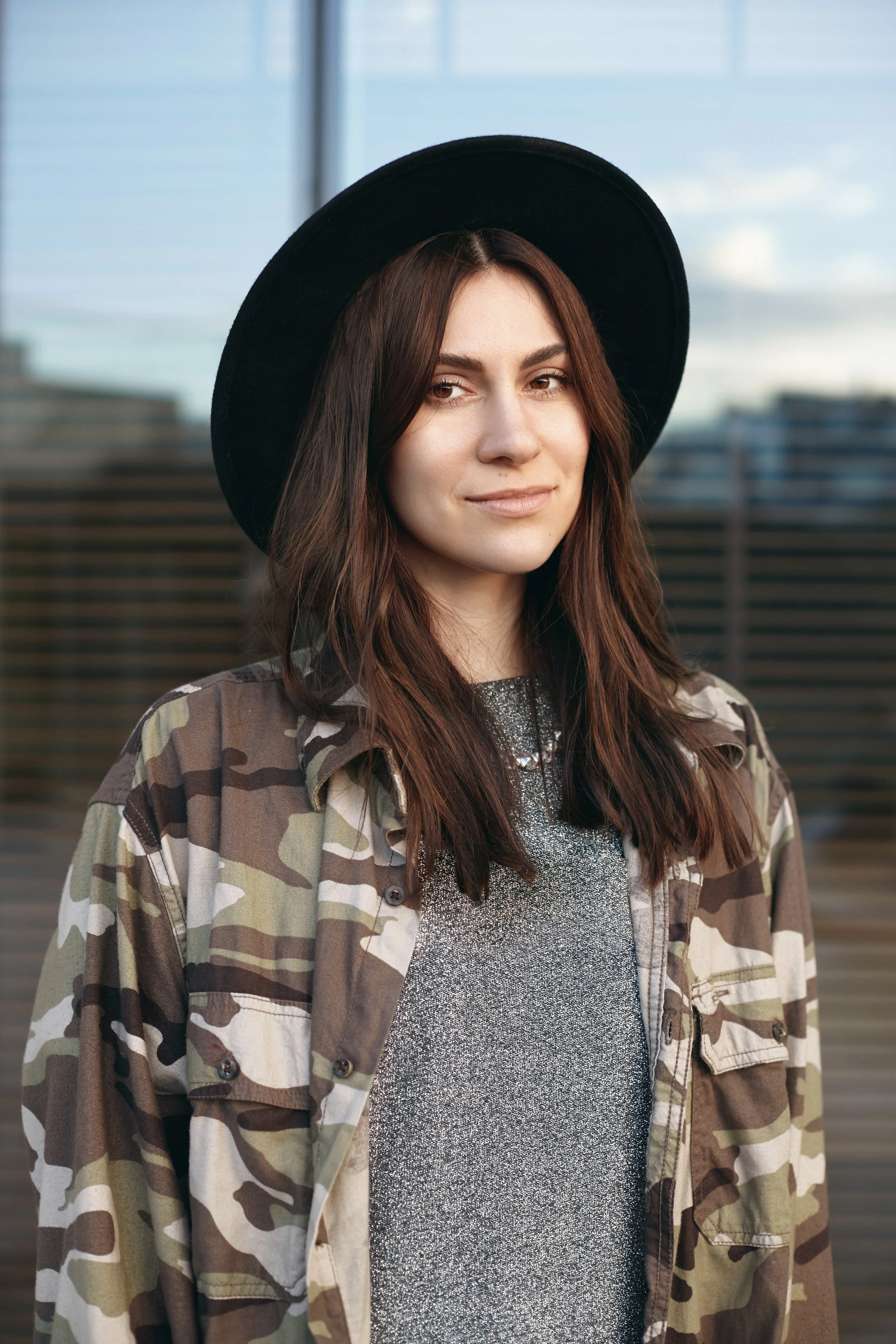expressive-woman-posing-outdoor.jpg