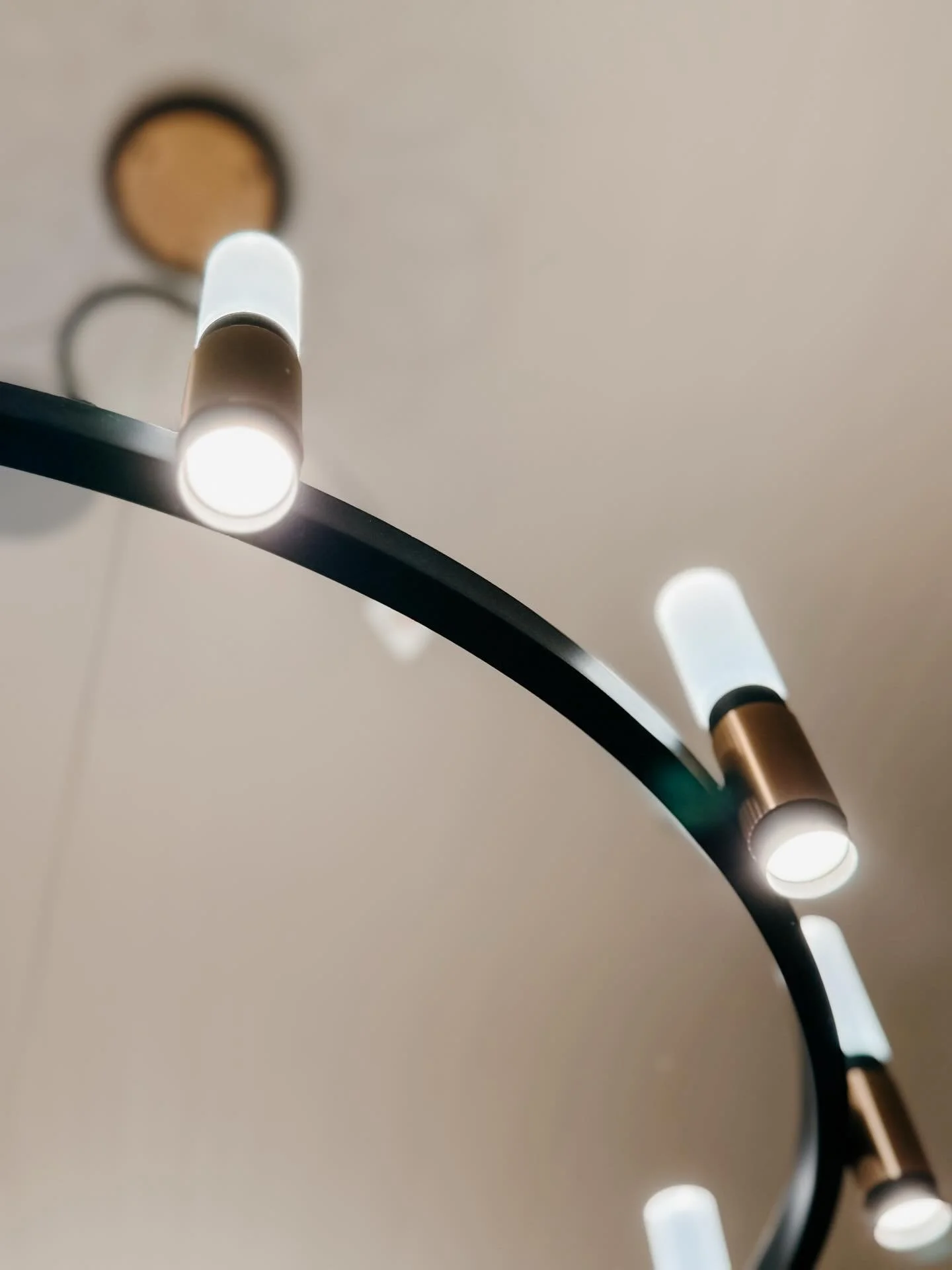 A little glow goes a long way. ✨
#OneElevenWalnut 

#collierville #colliervilletn #downtowncollierville #eventspace #photographystudio #rental #memphiseventspace