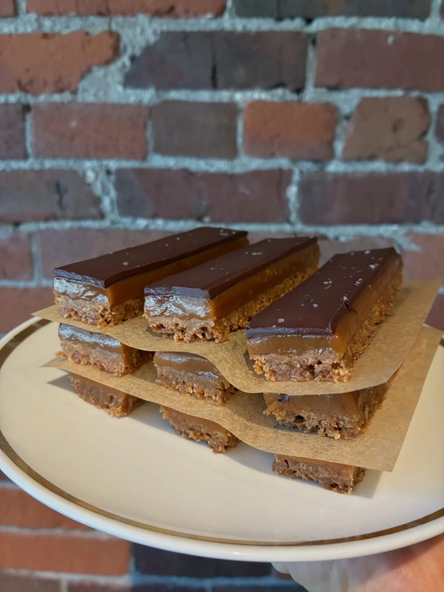 New item: Dawn&rsquo;s &ldquo;Twix&rdquo; bar.  This millionaires shortbread is straight out of @evelynswholegrain incredible book, Flour Is Flavour.

I have very fond memories of spending time @wakelyns after the 2018 @uk_grain_lab with some amazing