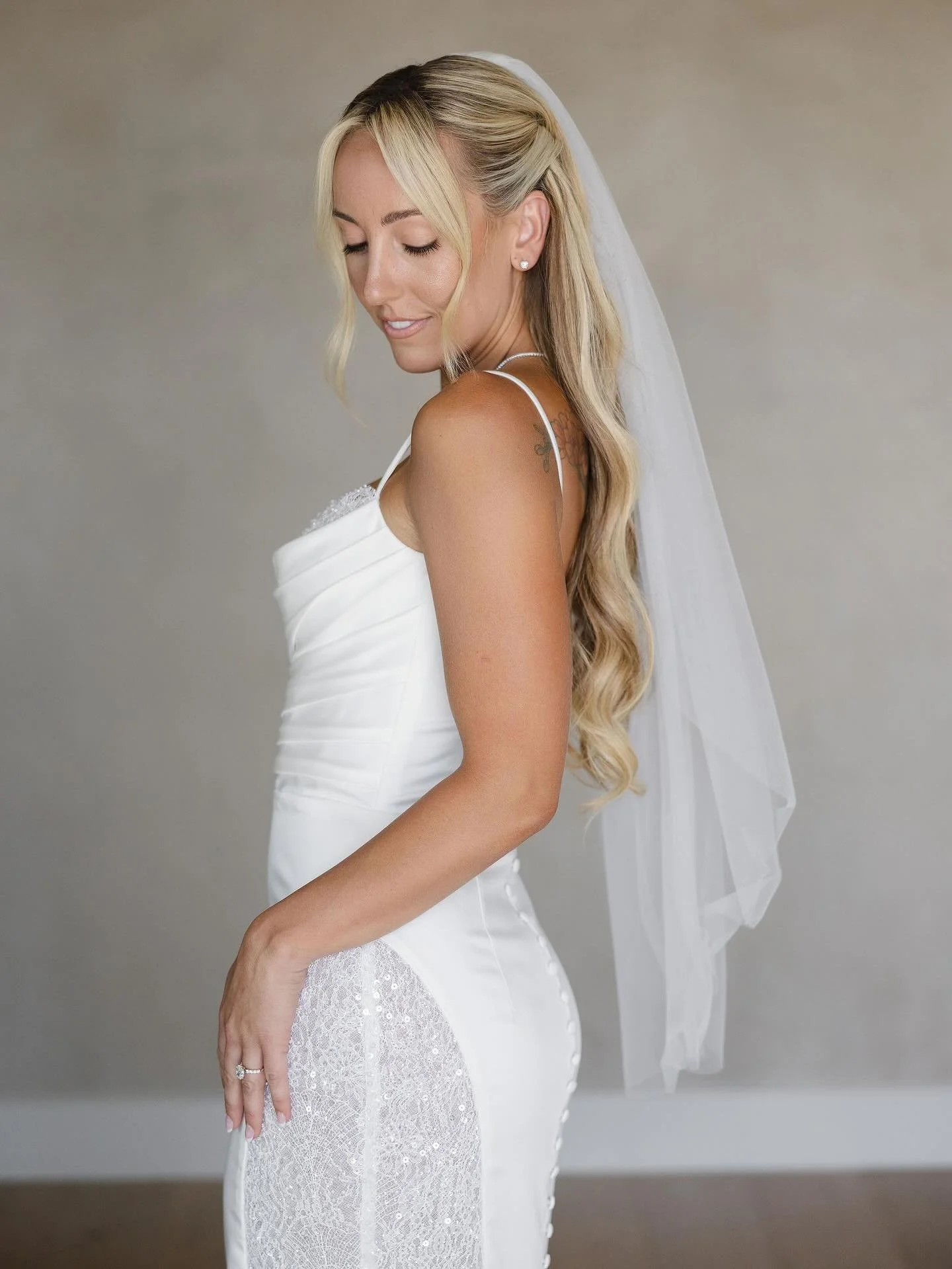 Starting the morning off with photos from the bride &gt;&gt;&gt; 
&bull;
&bull;
&bull;
&bull;
&bull;
&bull;
PC: @oliviakleinphoto 
Hair: @undertheveils
MUA: @glam.by.cynthiaelyse 
Booked with @marla_hairandmakeup 
#bride #bridalhair #bridetobe #weddi