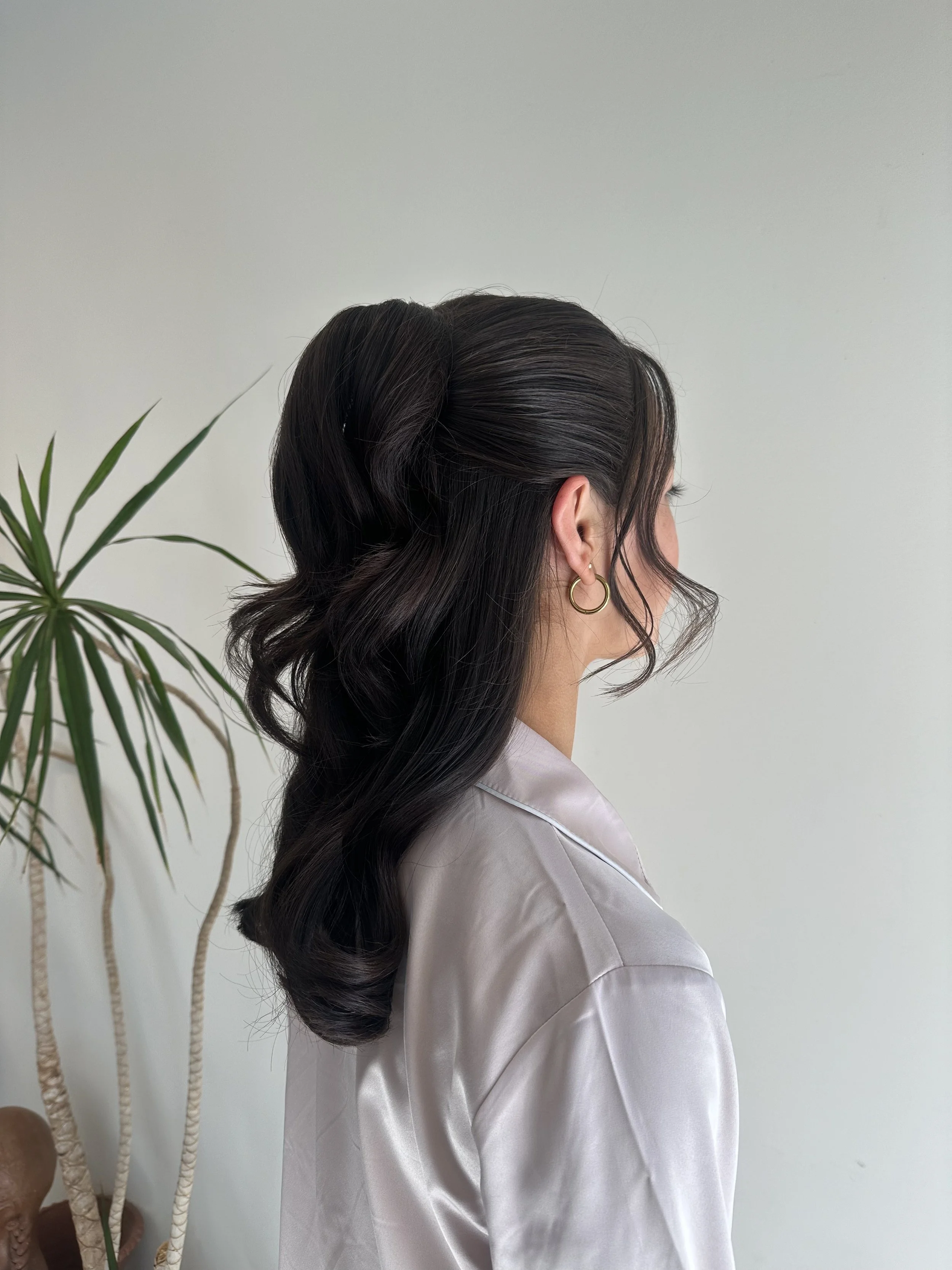 Bride with sleek low upstyle and face-framing pieces