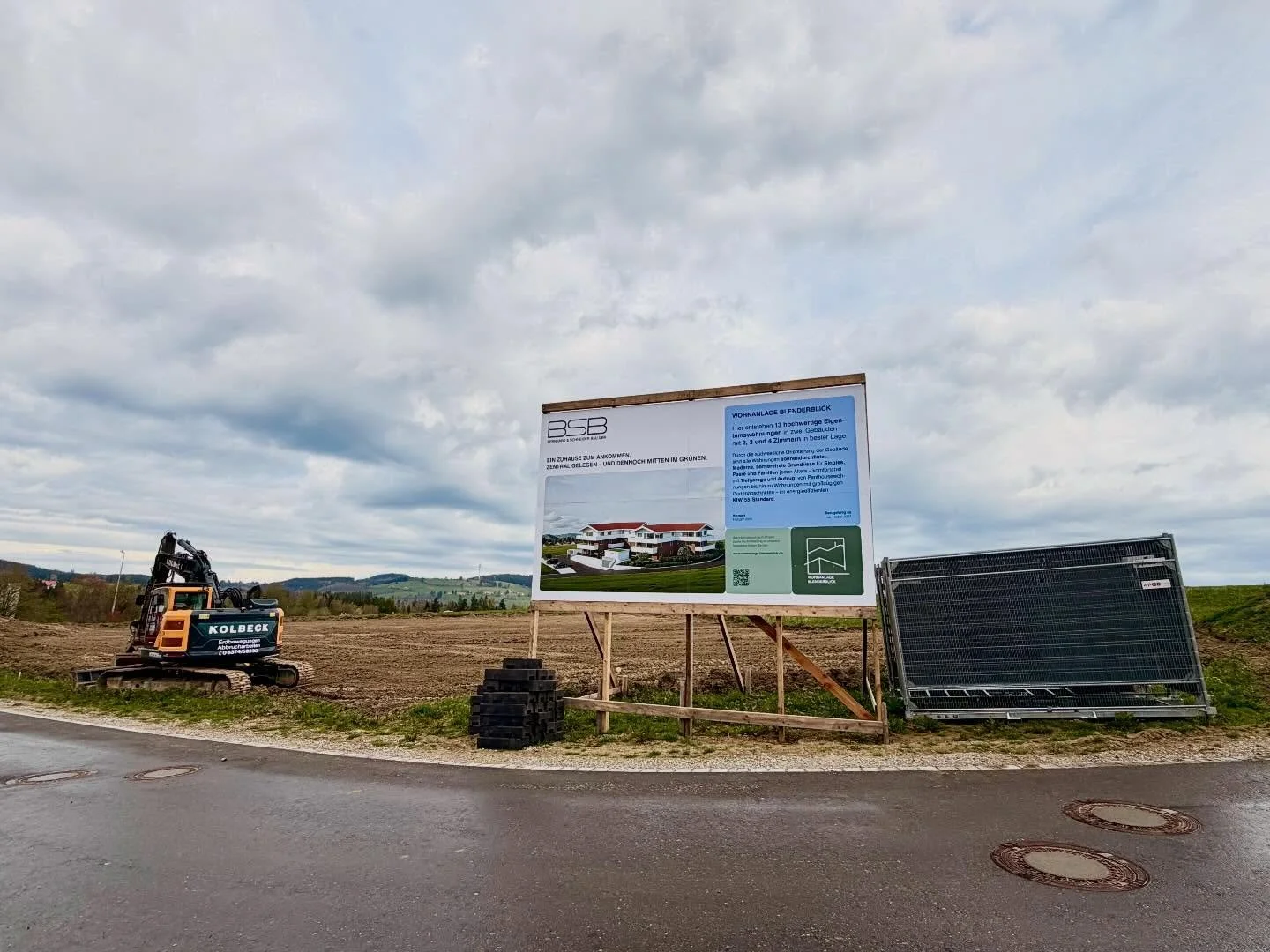 🚧✨ Baustart bei der Wohnanlage Blenderblick! ✨🏡

Morgen geht&rsquo;s offiziell los &ndash; der Startschuss f&uuml;r ein neues Kapitel! 💥
Die ersten Humusarbeiten sind bereits in Gange. Morgen folgt Kran und Schnurger&uuml;st. 🏗️

Schritt f&uuml;r