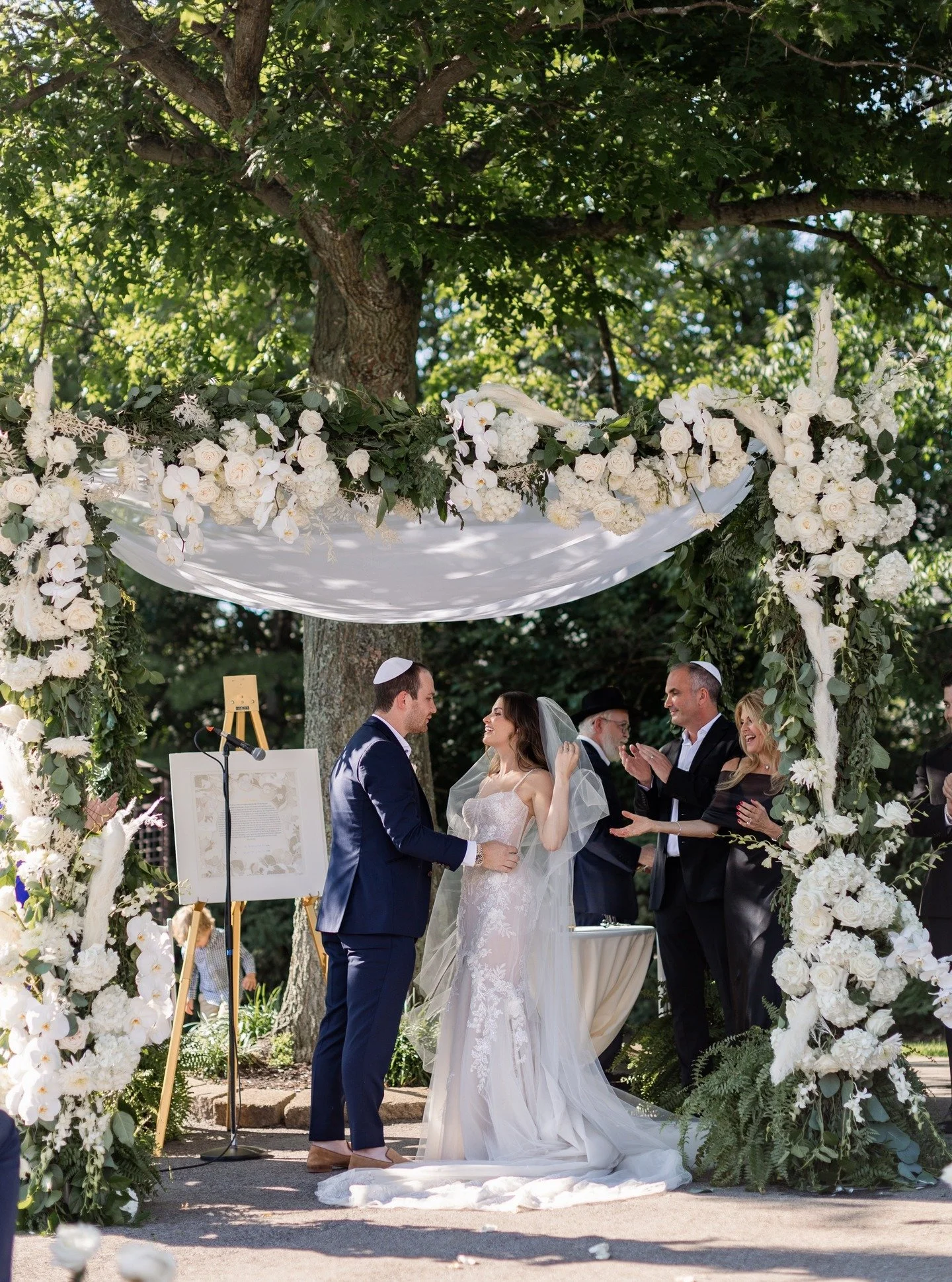 felt like a good "winter white" type of wedding to share at the end of December...even if it happened in July 😮🙃
