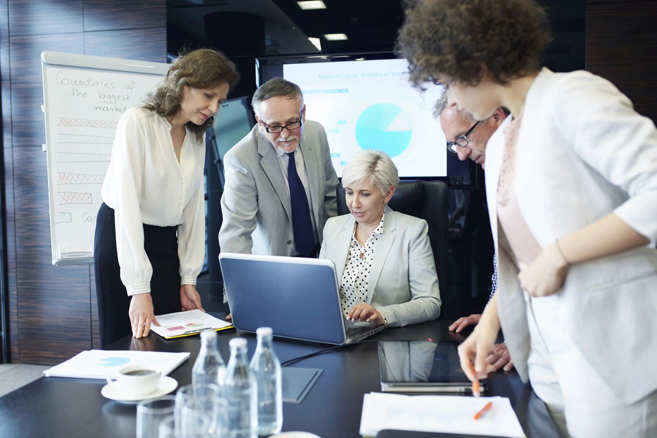 Consultores trabajando con una computadora