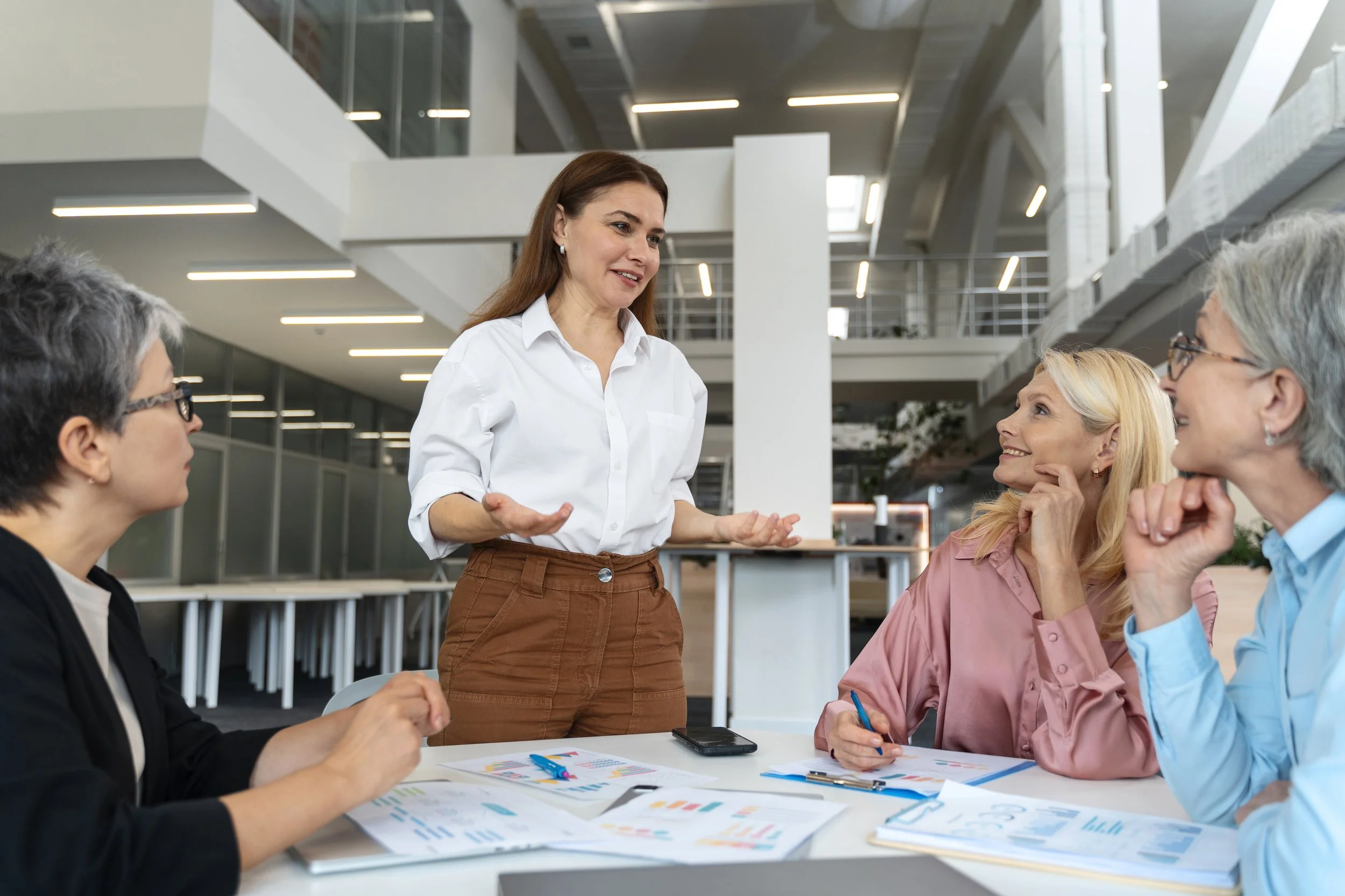 Consultoras colaborando en un entorno laboral