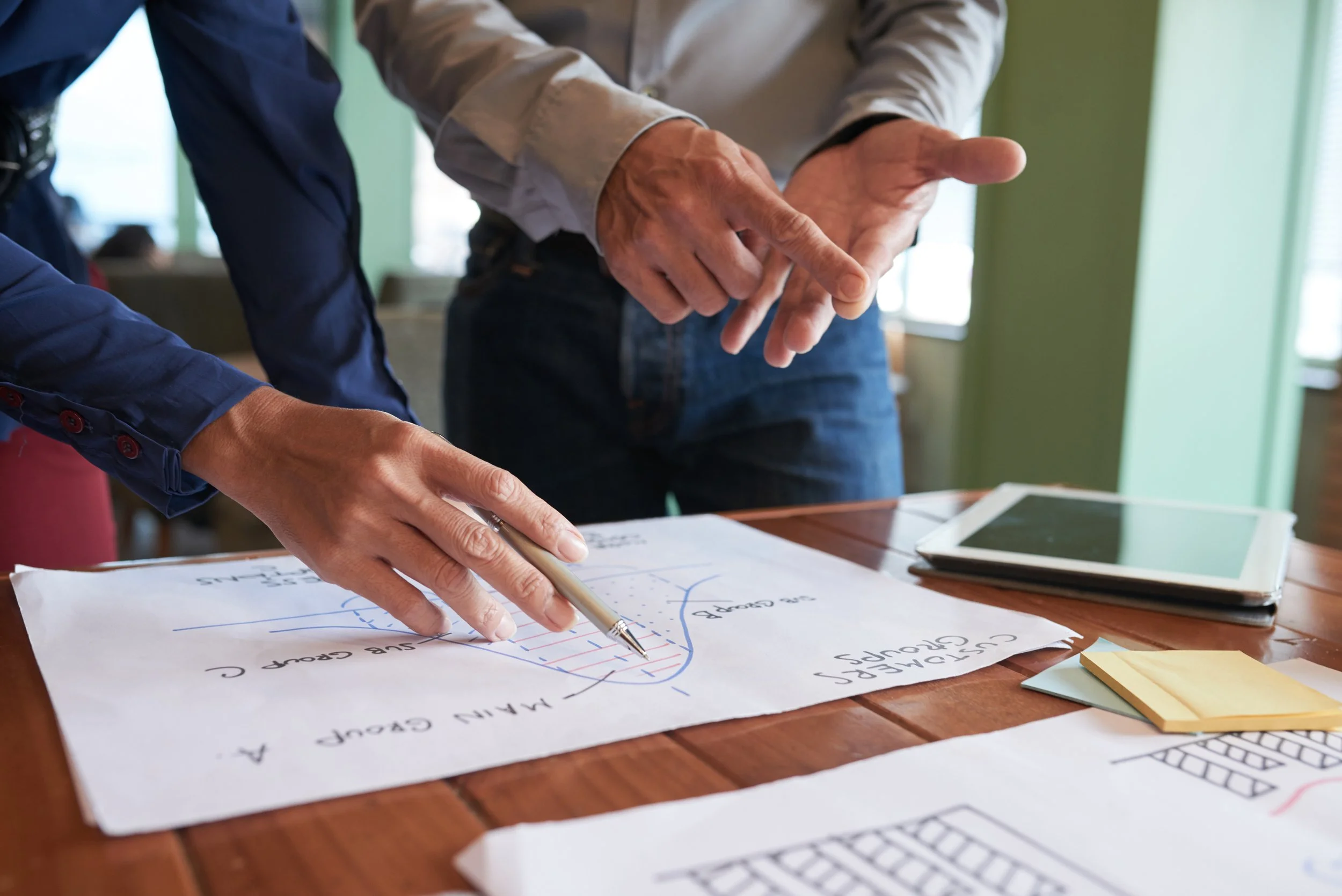 Consultores discutiendo estrategia