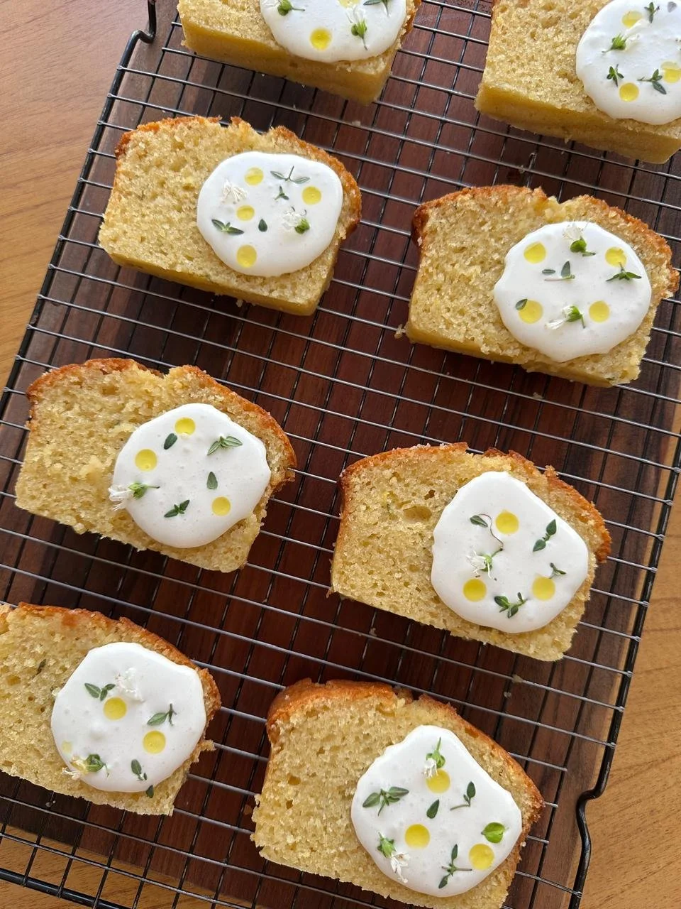 Bolo caseiro de limão siciliano, tomilho e um toque de azeite