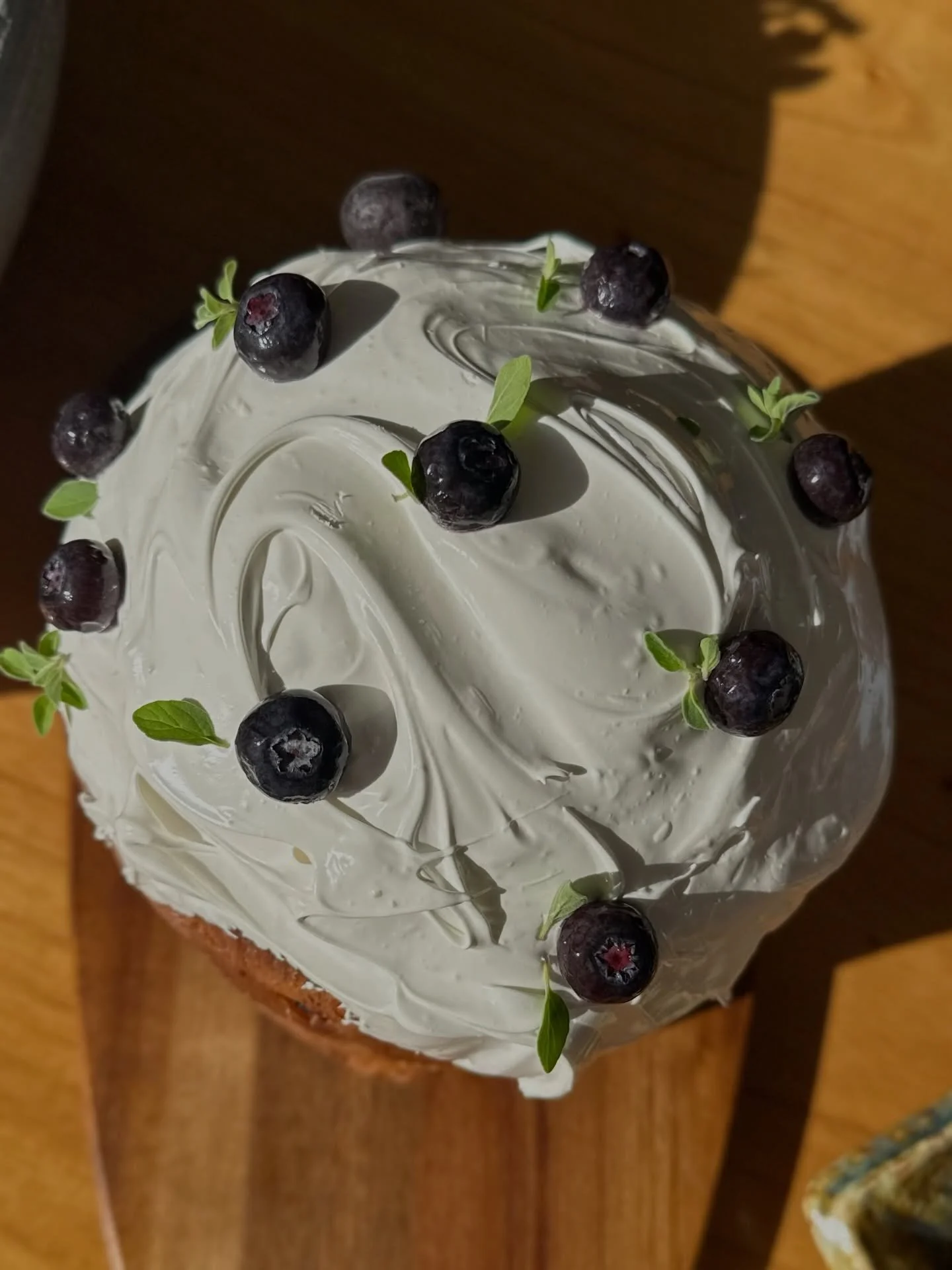 Nossa mesa de P&aacute;scoa 🐣 simples, bonita e cheia de significado.
Com sabores que atravessam gera&ccedil;&otilde;es
e outros que est&atilde;o nascendo agora, do jeito que eu gosto 🫶

Card&aacute;pio de hoje: 
&bull; p&atilde;o de fermenta&ccedi