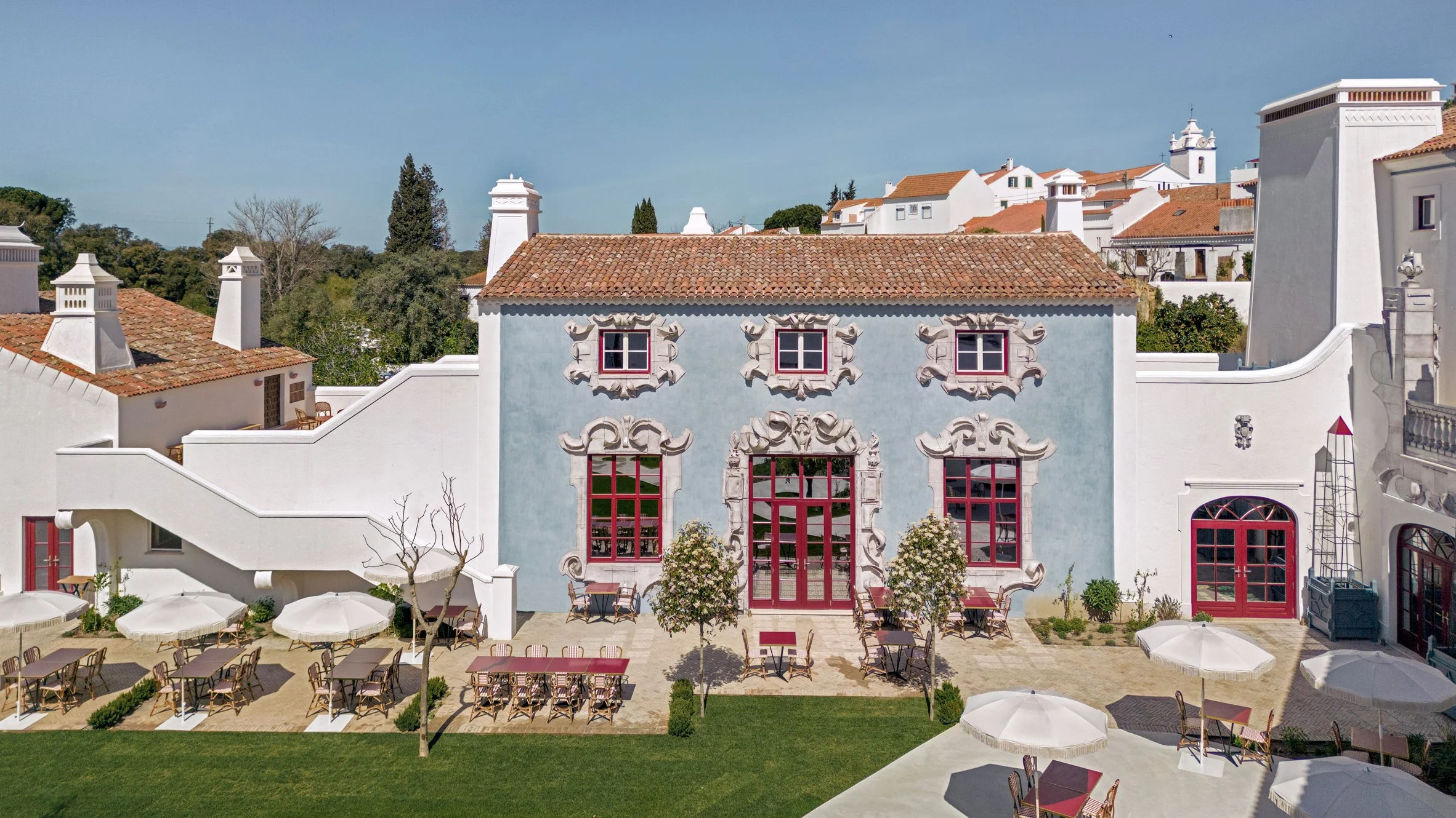 Vermelho Melides boutique wedding venue with courtyard and modern rustic design, fine-art wedding Portugal.