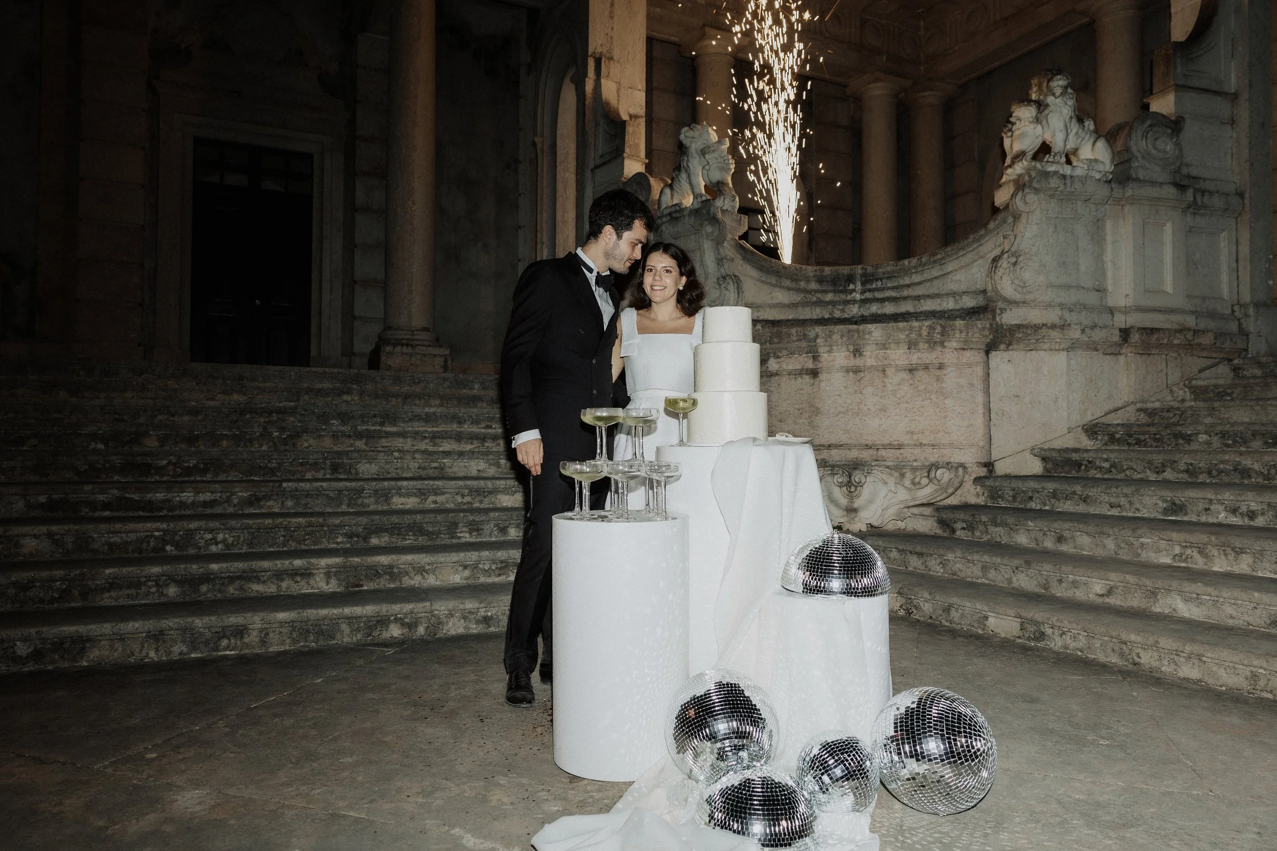 Bride and groom cutting the wedding cake at Palace of Queluz, Sintra, Portugal, photographed by Cátia Soares