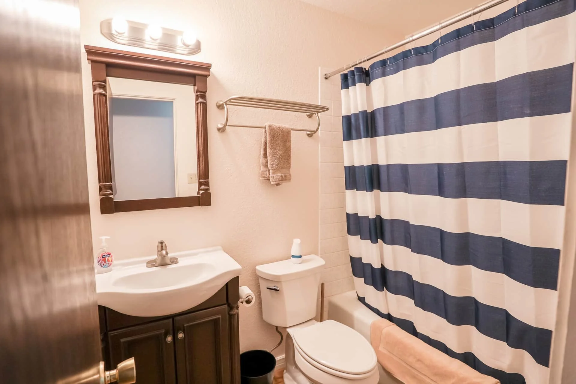 fishing eddy's mainhouse bathroom.jpg