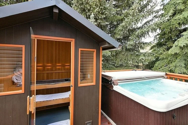 Mighty_Mo_House_hot_tub_and_sauna.jpg
