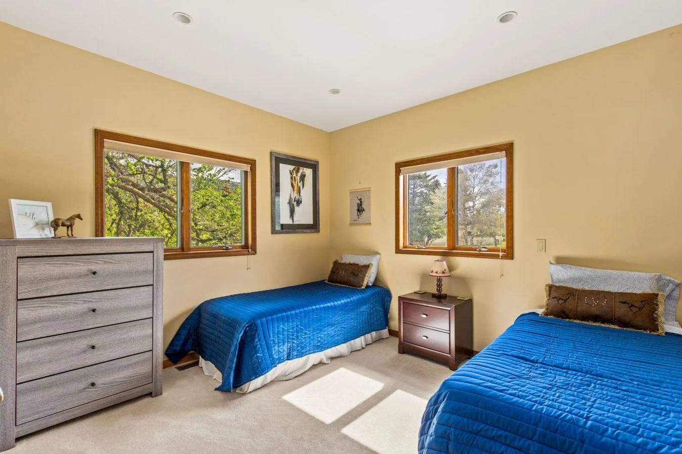 bedroom at browns and bos.jfif