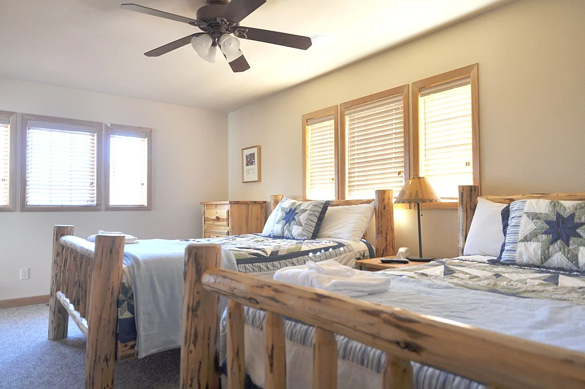 lookout-lodge-upper-level-bedroom-2.jpg