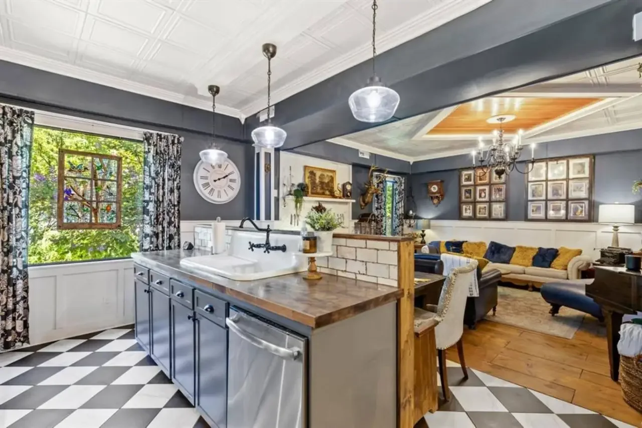 cascade retreat sun room and kitchen.webp