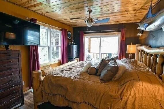 Mighty_Mo_house_master_bedroom_upstairs.jpg