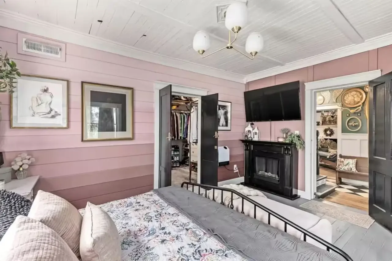 cascade retreat bedroom tv.webp