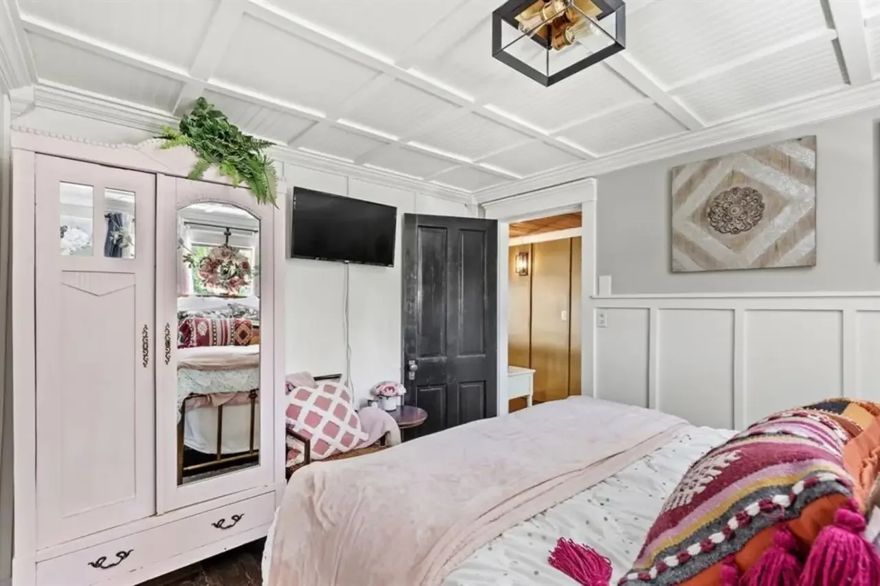 cascade retreat bedroom 2.webp