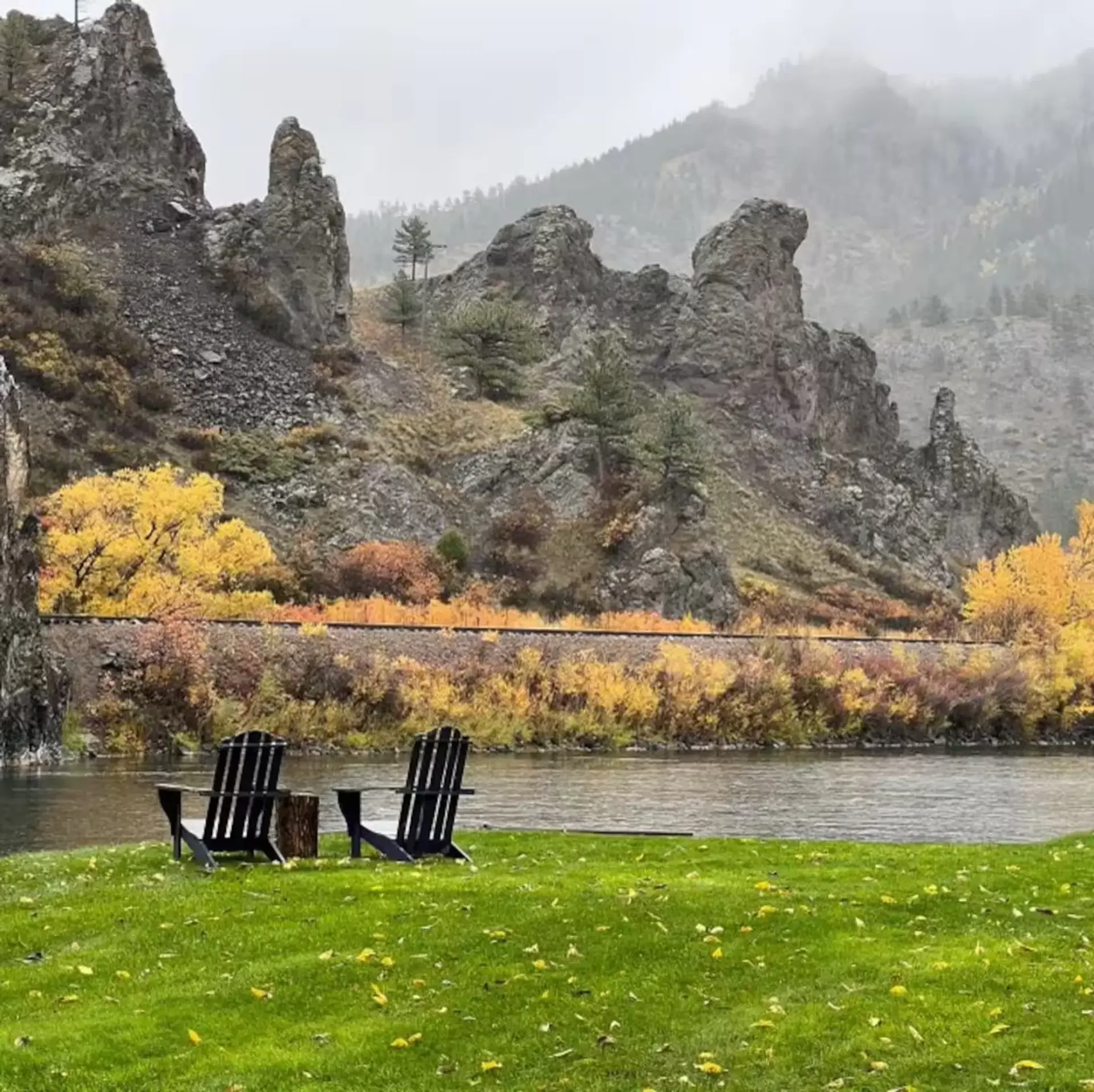 Tagues place river chairs.webp