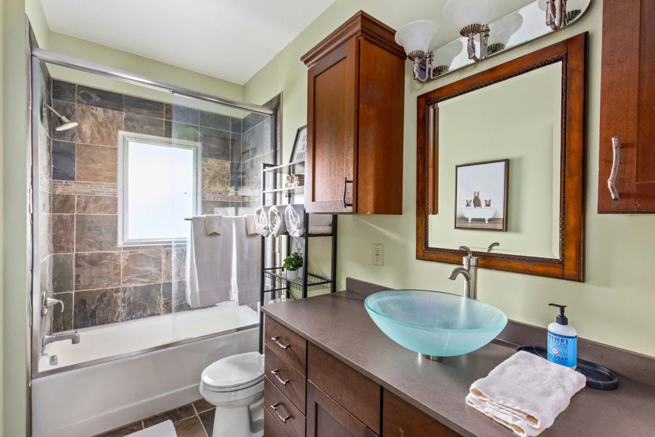 bathroom at browns and bos.jfif