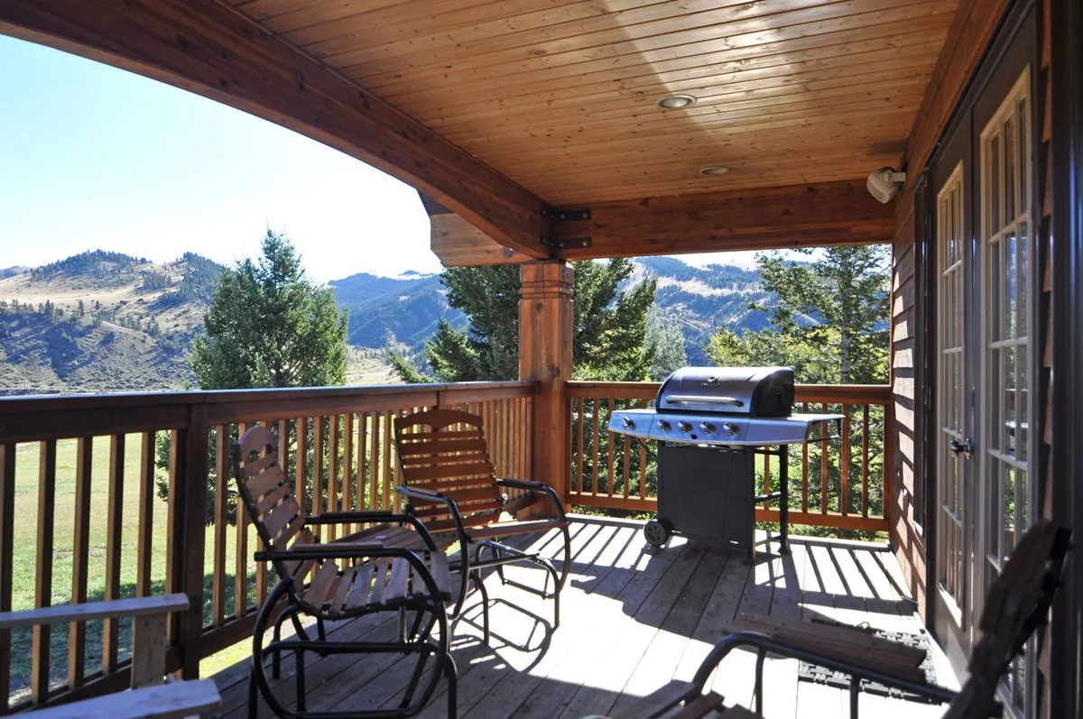 lookout-lodge-upper-level-deck.jpg