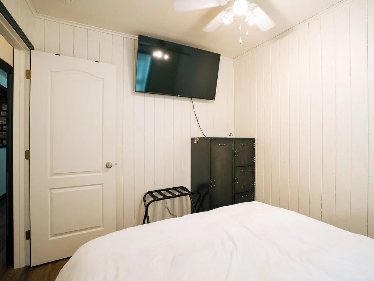 wolf creek fish house bedroom tv.jfif