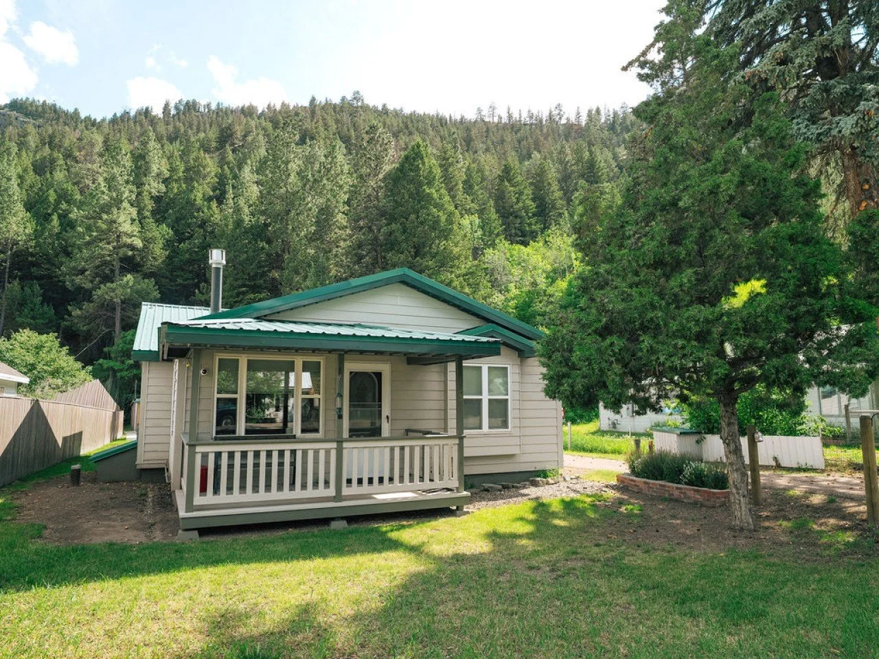 wolf creek fish house front.jfif