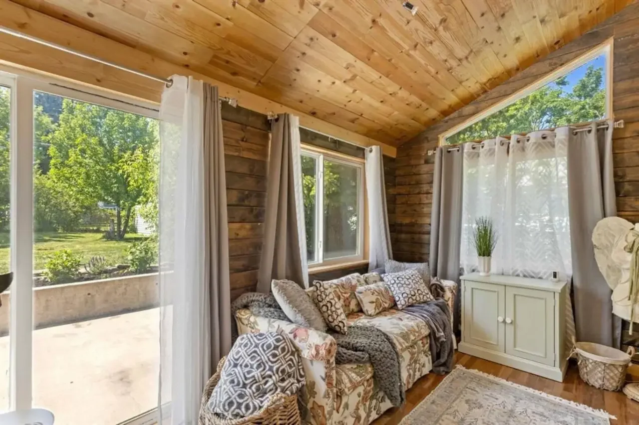 cascade retreat living space.webp