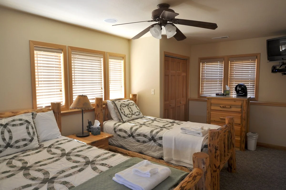 lookout-lodge-missour-river-lower-level-bedroom-1.jpg
