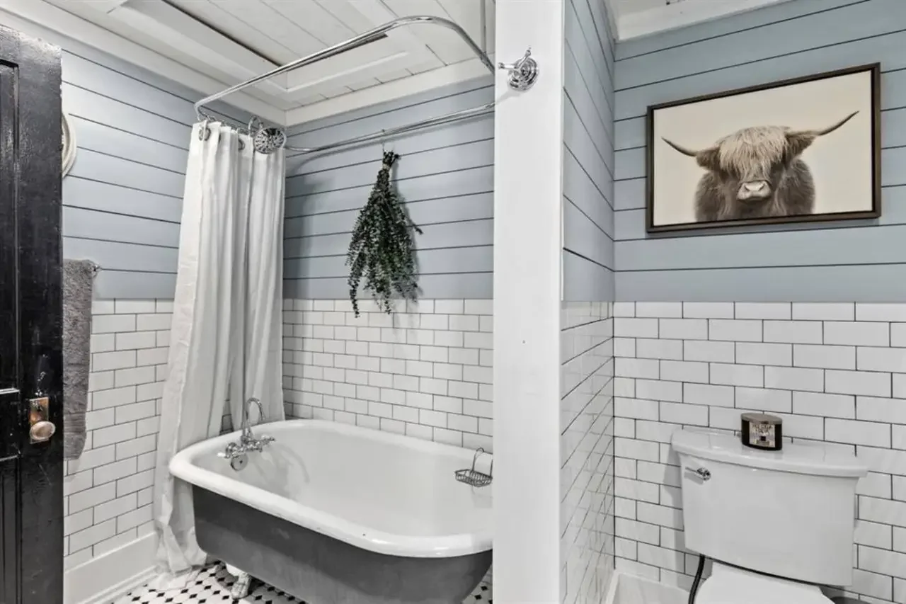 cascade retreat bathroom.webp