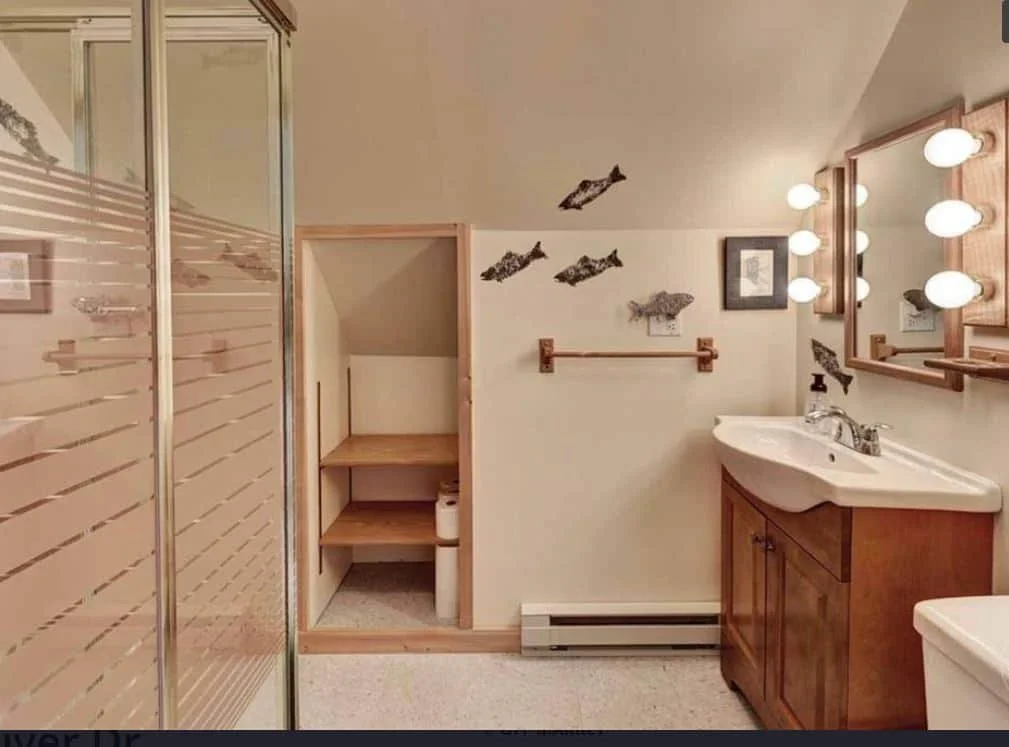 MissouriRiverCabinBathroom2.jpg