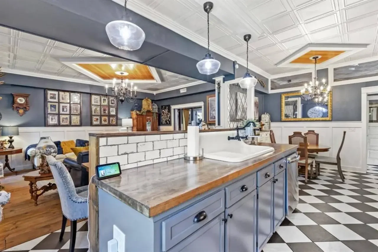 cascade retreat kitchen.webp