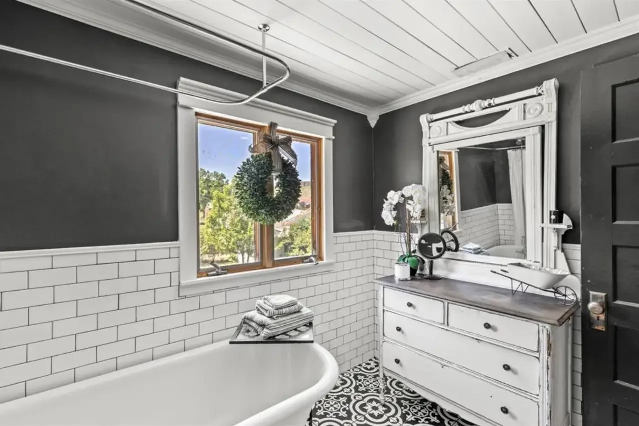 cascade retreat bath tub.webp