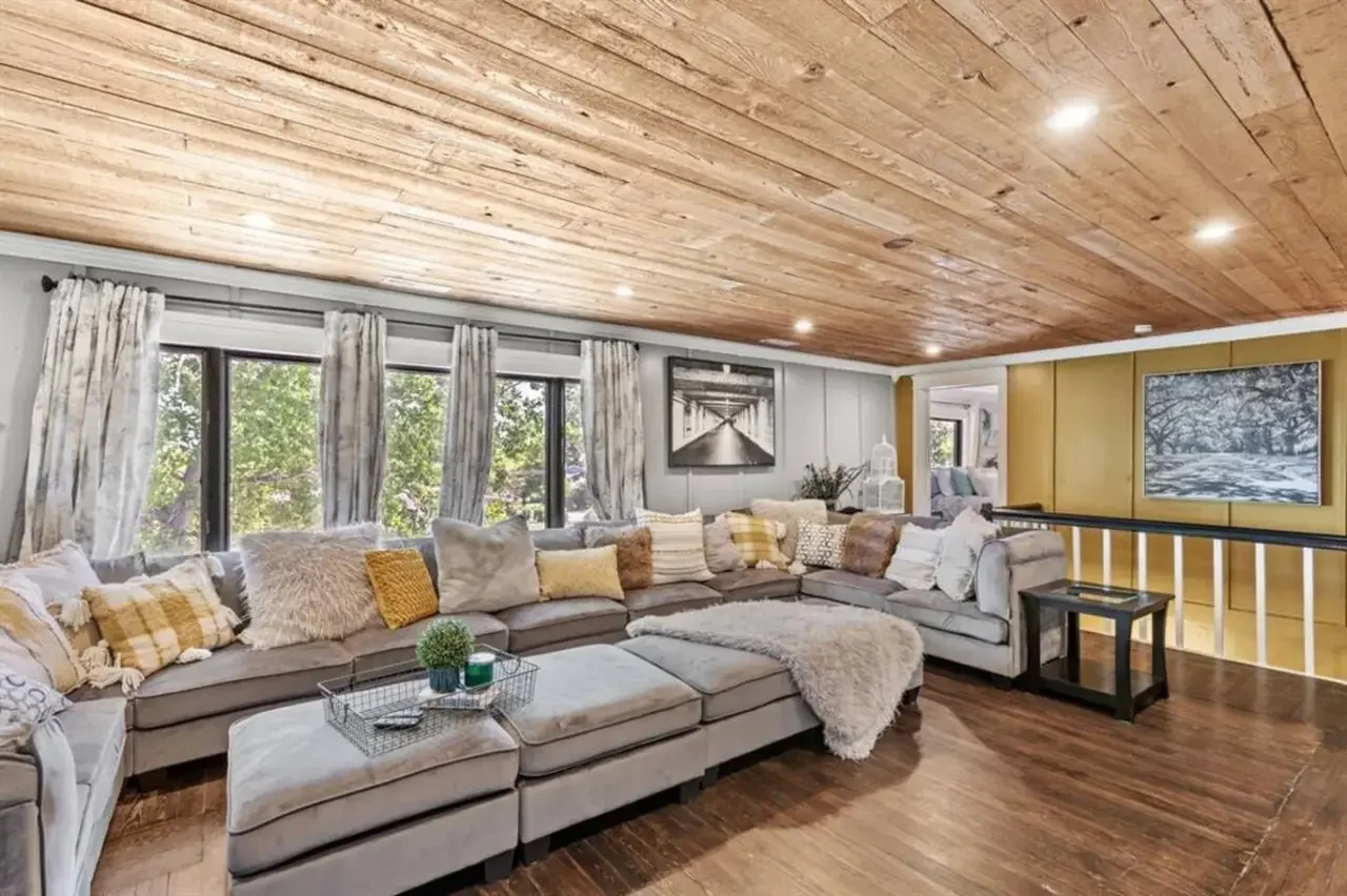 cascade retreat couch.webp