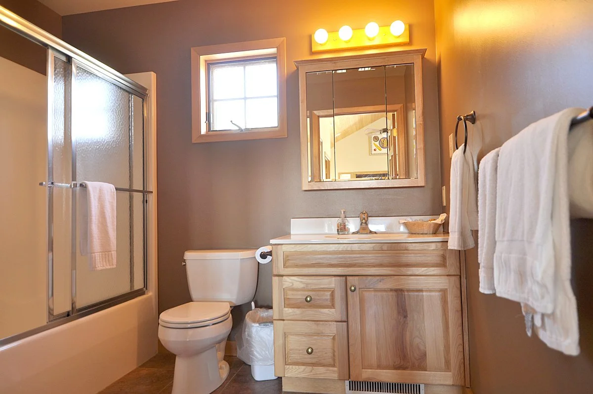 lookout-lodge-upper-level-bathroom.jpg