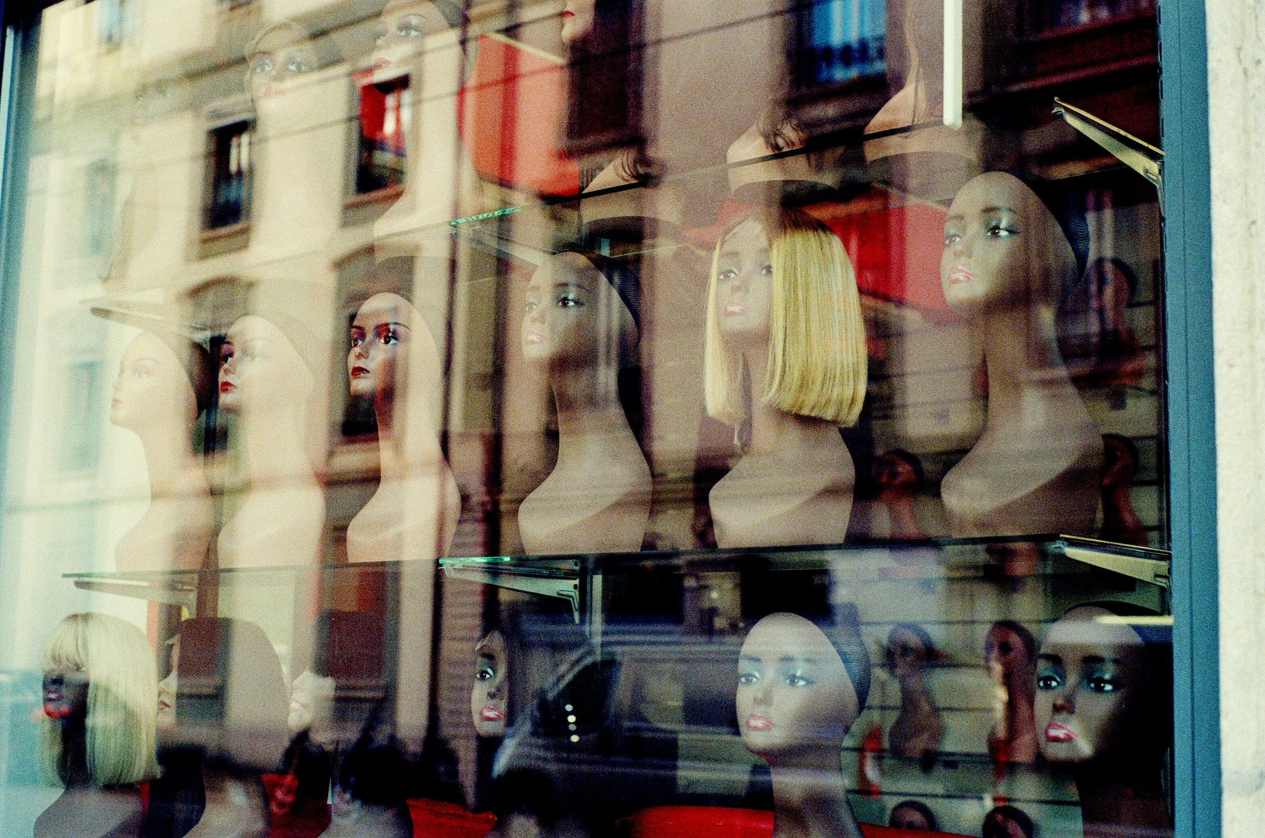 mannequin-heads-shop-window-reflection-urban-fashion-photography.jpg.jpg