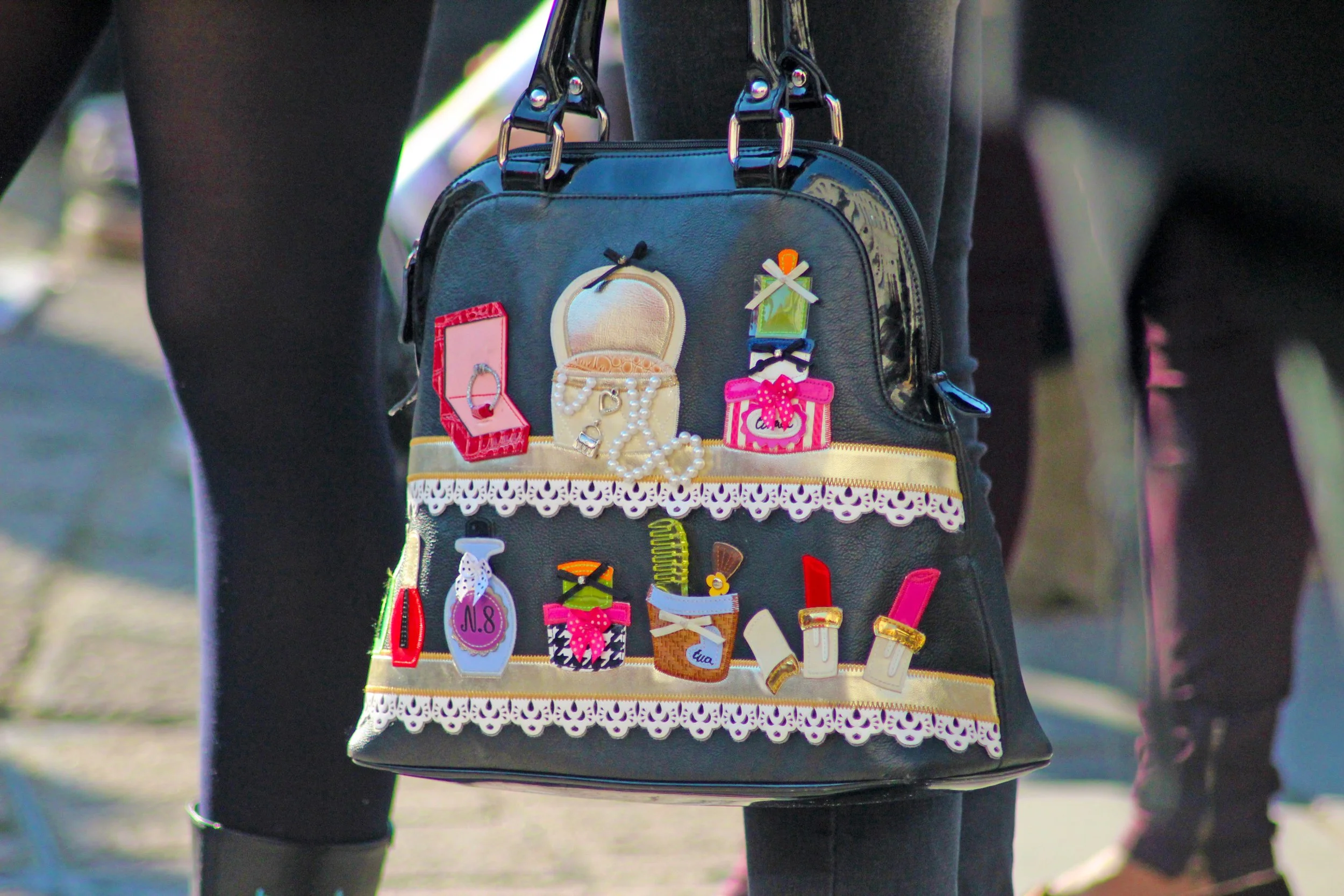 london-fashion-week-2013-street-style-novelty-vanity-applique-handbag-beauty-motifs.jpg.JPG