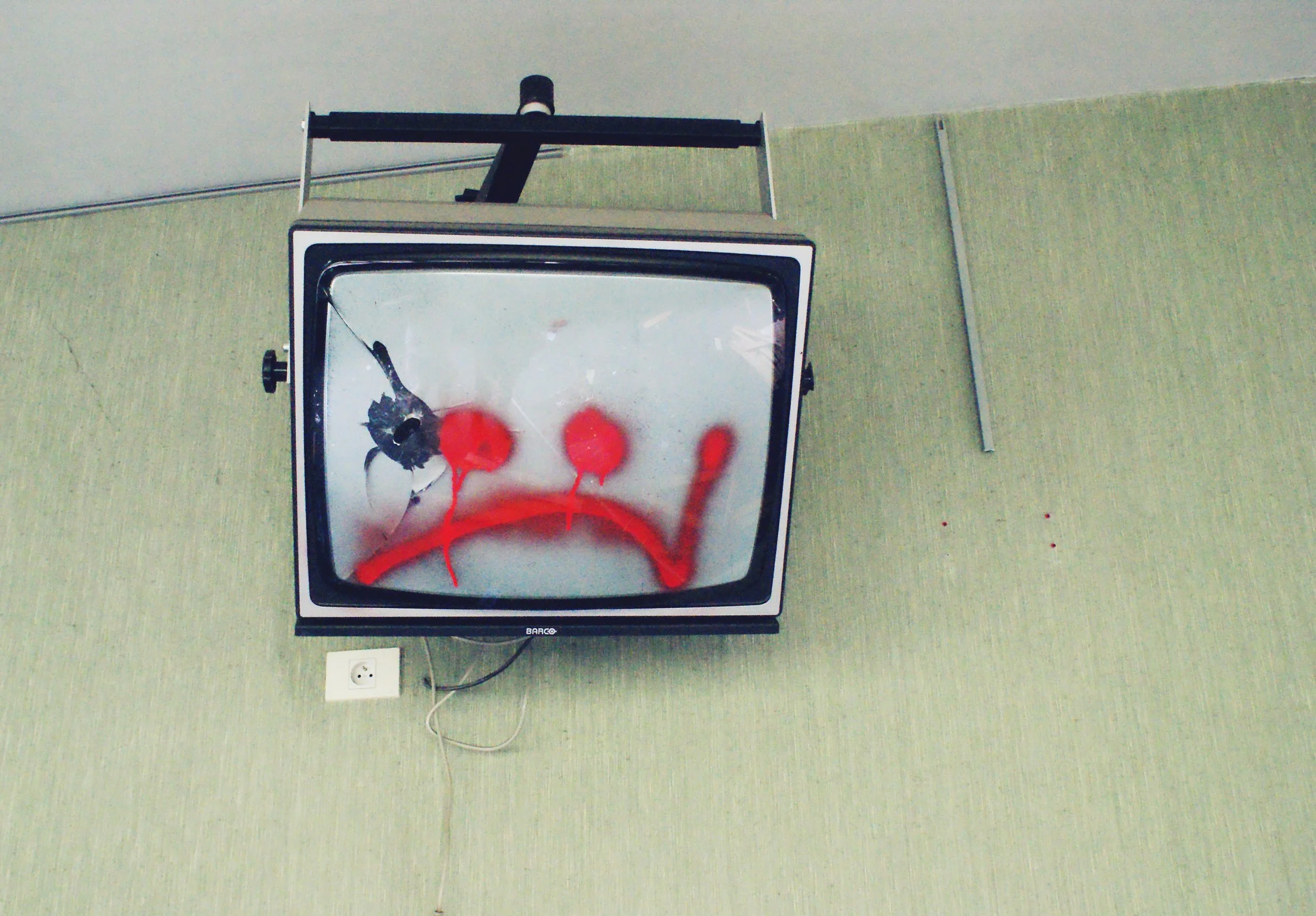 broken-tv-graffiti-sad-face-louisa-rogers.jpg.jpg