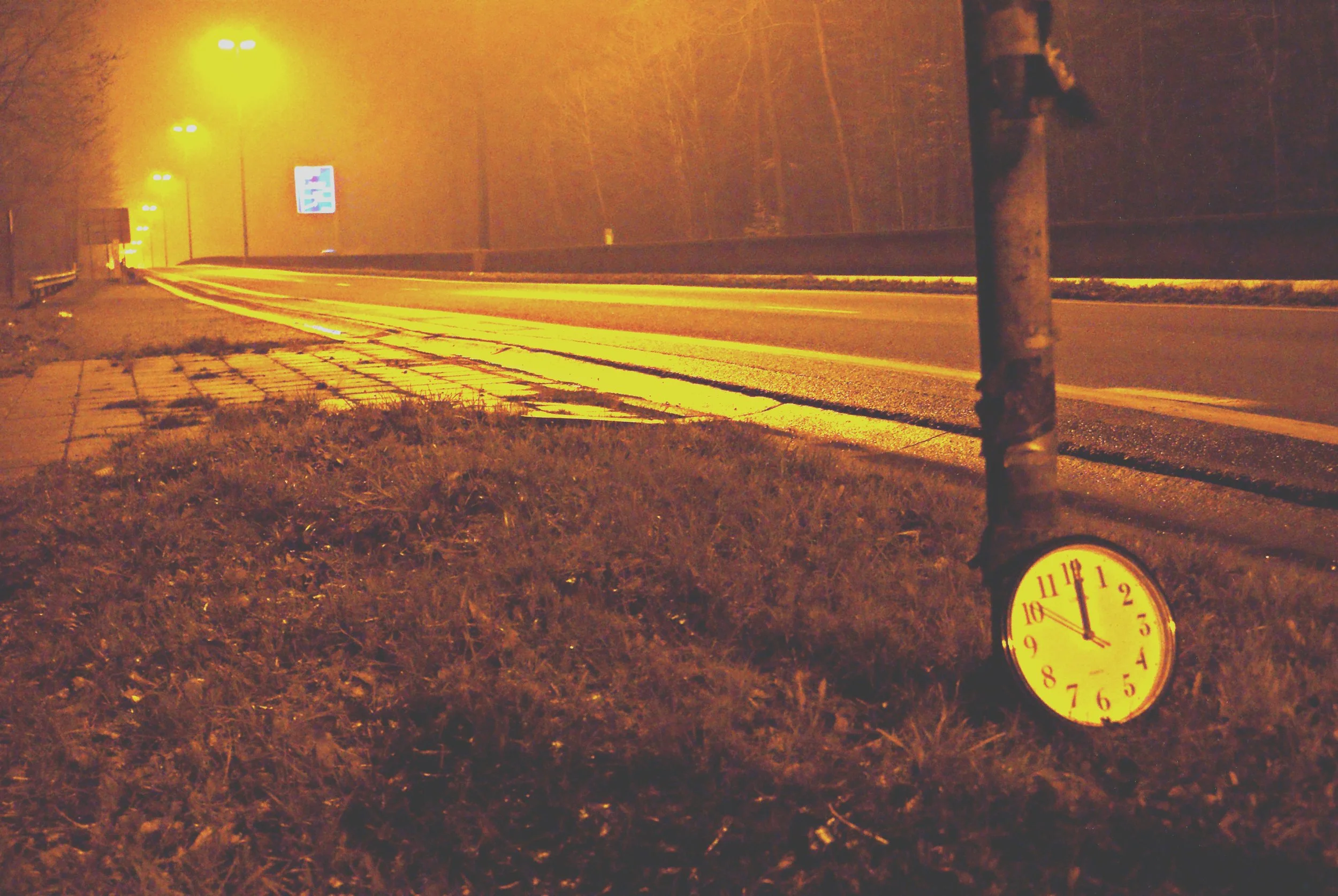 belgium-surreal-night-clock-roadside-sodium-streetlights-fog-photography.jpg.jpg