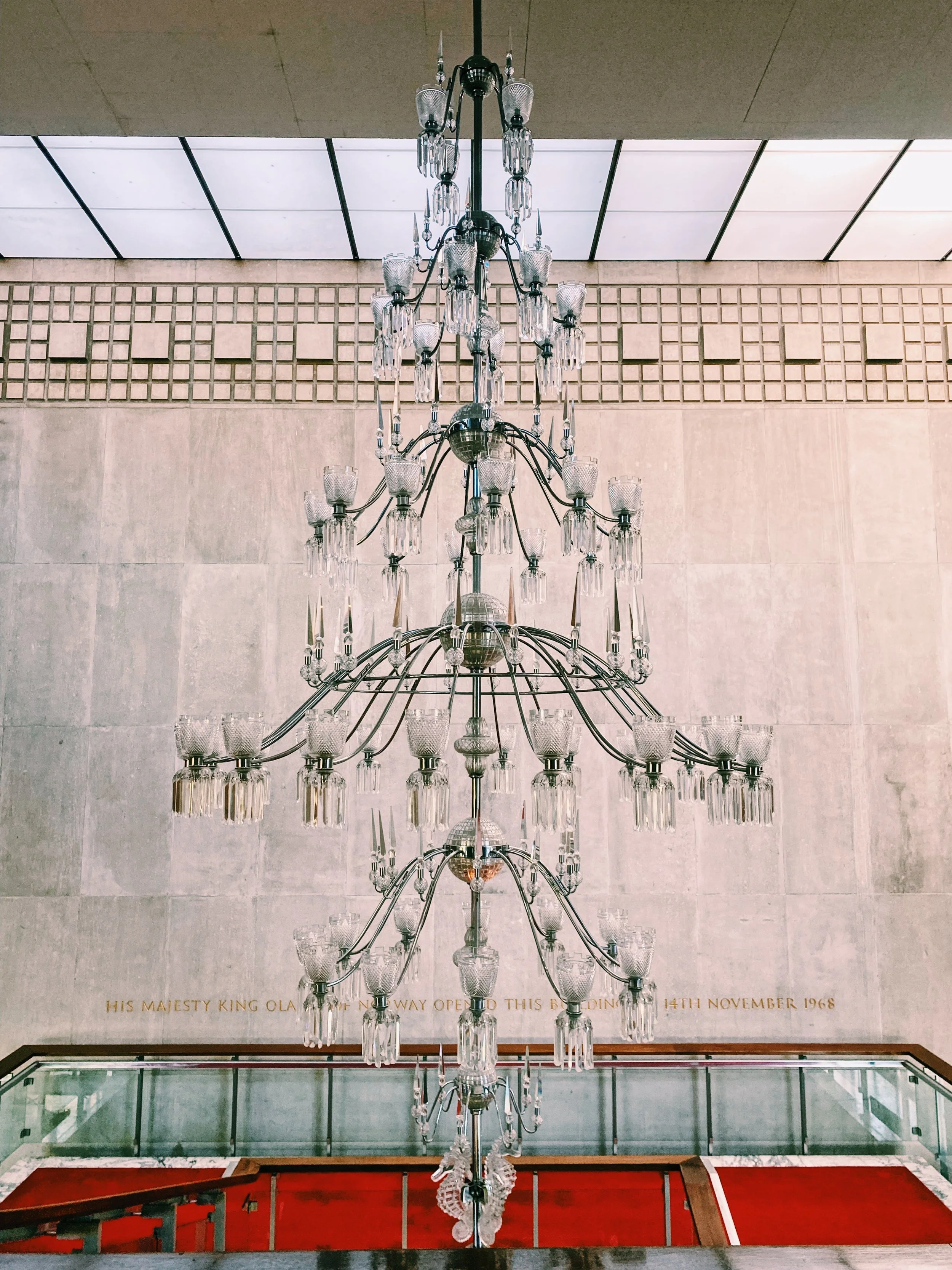 newcastle-civic-centre-crystal-chandelier-modernist-interior.jpg.JPEG