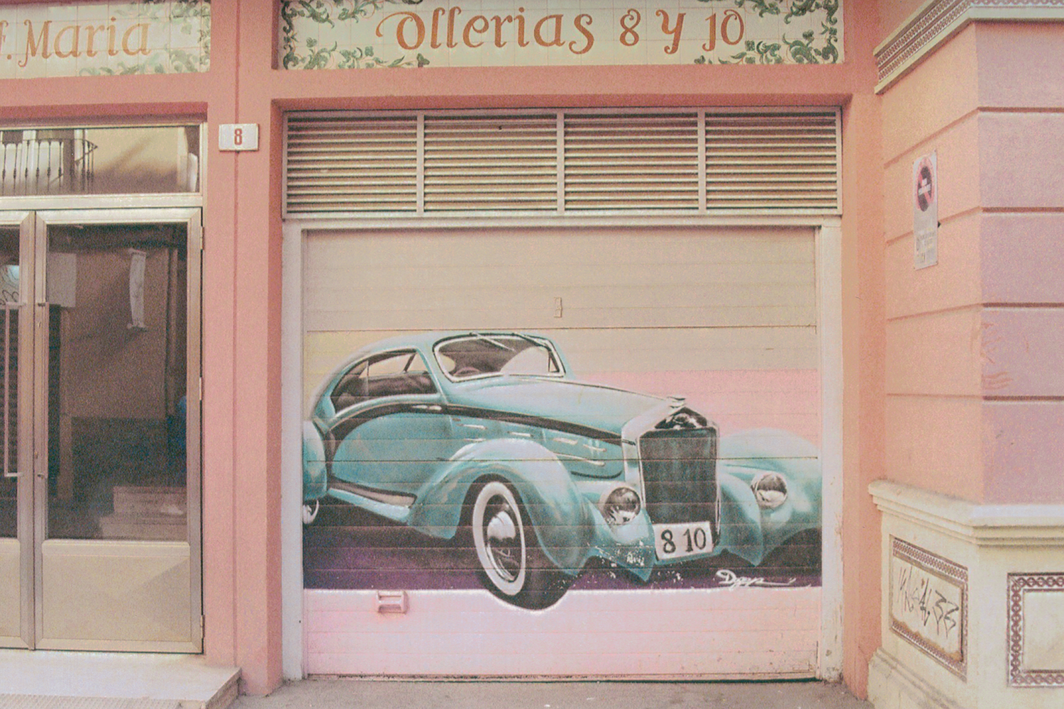 malaga-ollerias-vintage-car-shutter-mural-street-art-35mm-film.png