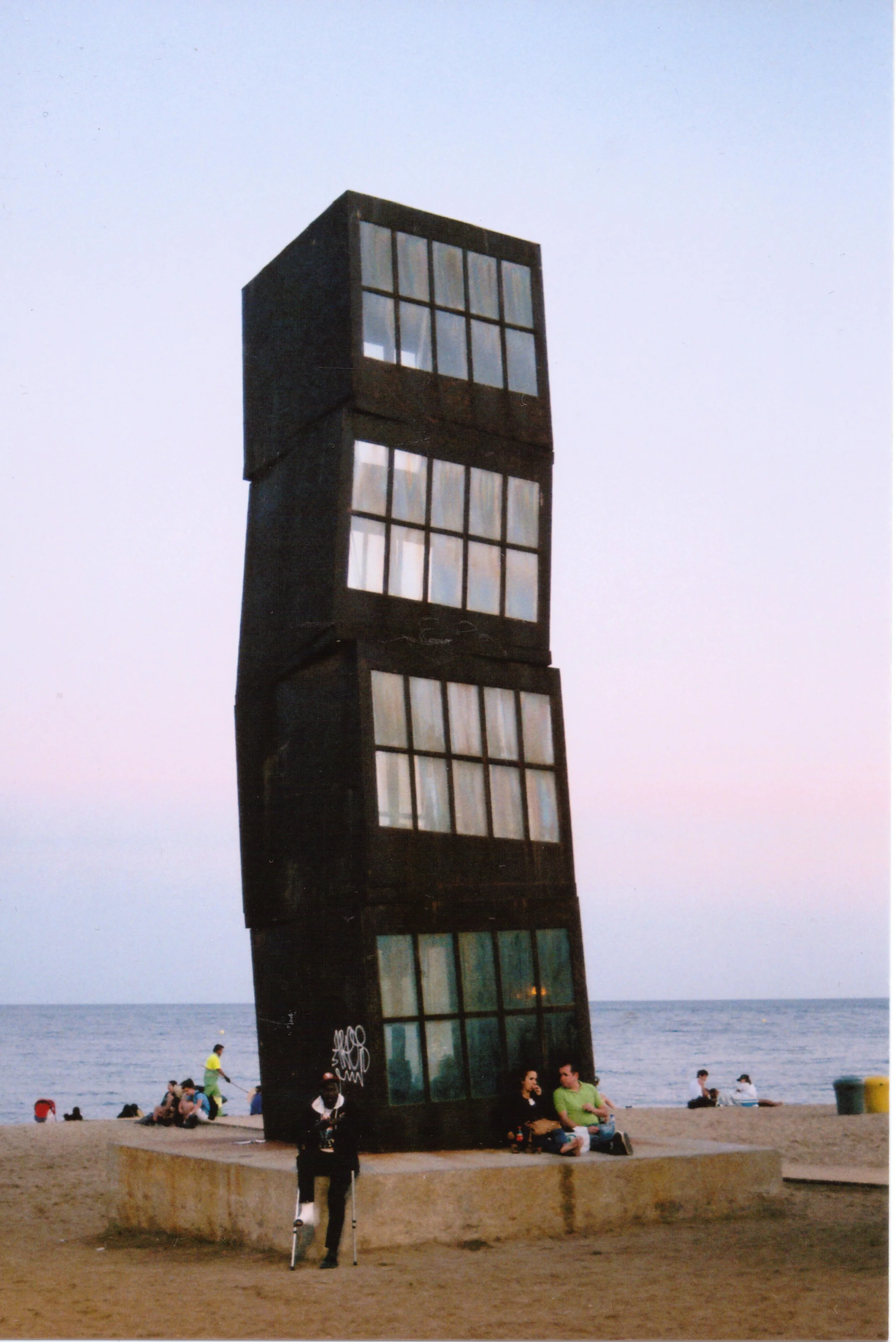 barcelona-beach-35mm-monument.jpg.jpg