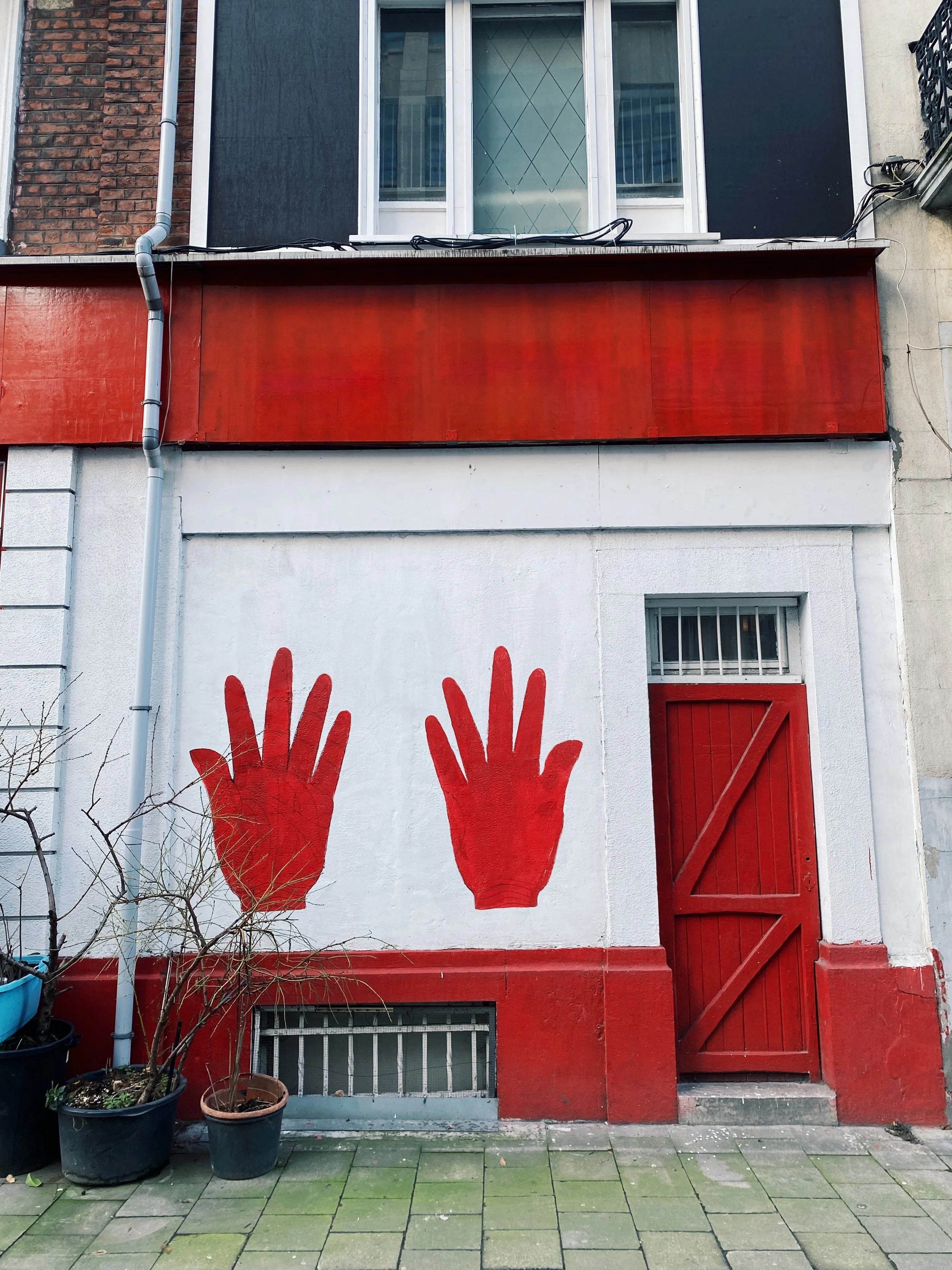 brussels-street-painting-red-hands-mural-urban-wall-art.jpg.JPEG