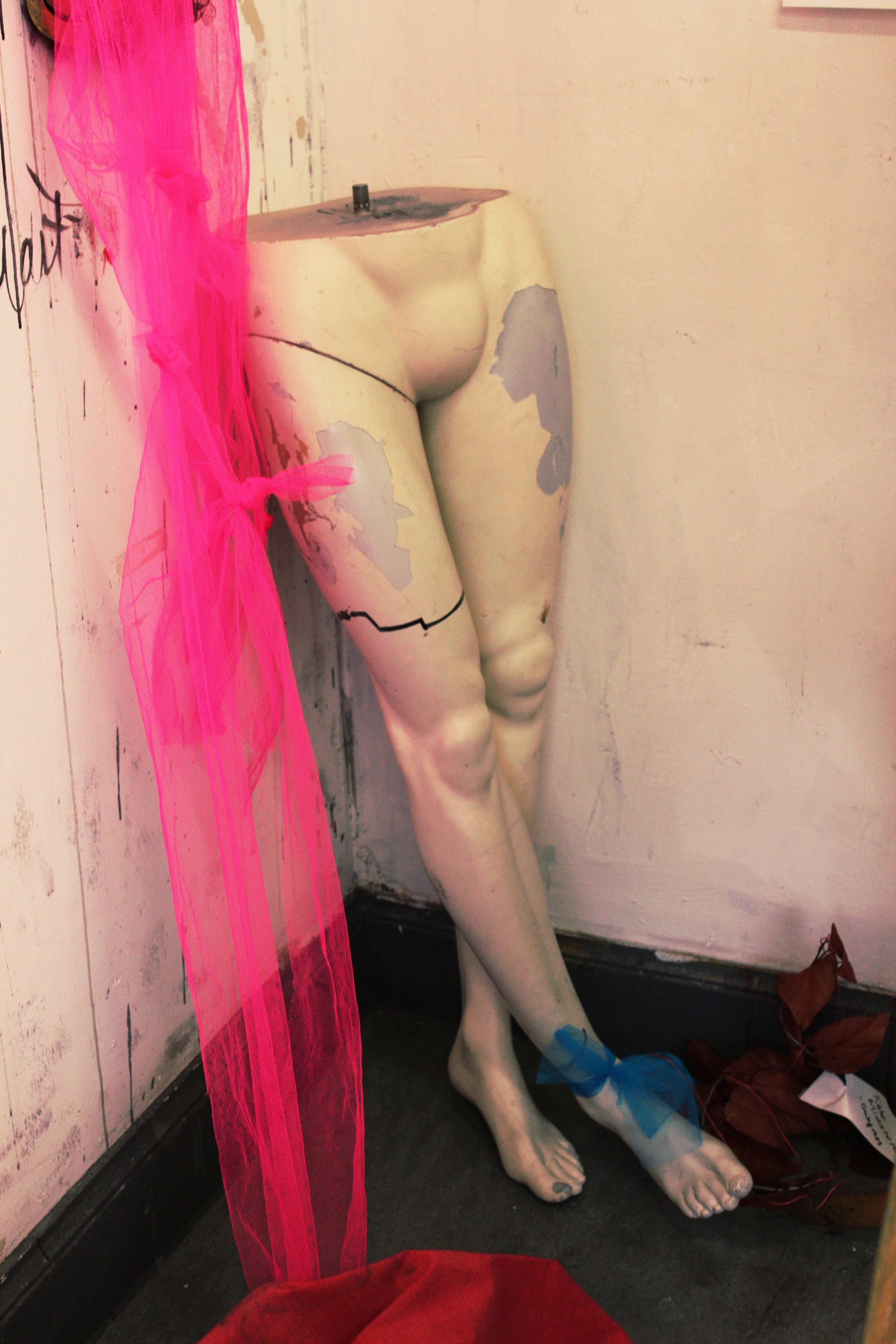 styling-workshop-mannequin-legs-installation-pink-tulle-blue-ribbon.jpg.jpg