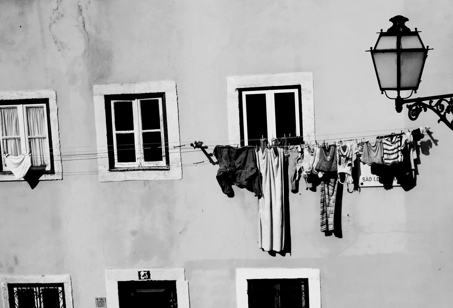 lisbon-portugal-laundry-line-street-photography-facade-black-and-white-louisa-rogers.jpg.JPG